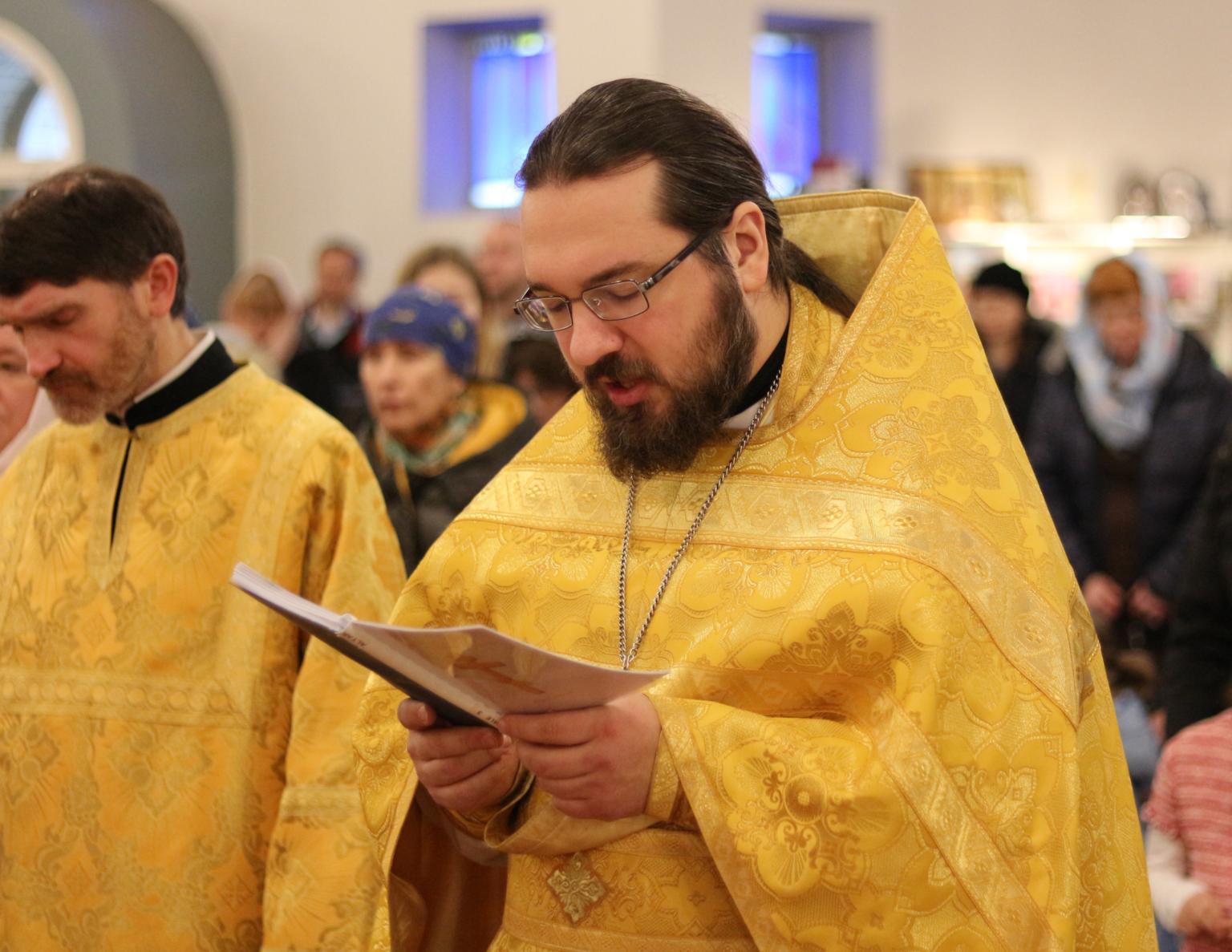 Priester Veselov (r.) hat die russisch-orthodoxe Gemeinde in die ehemalige Franziskuskirche geholt. (c) Ann-Katrin Roscheck