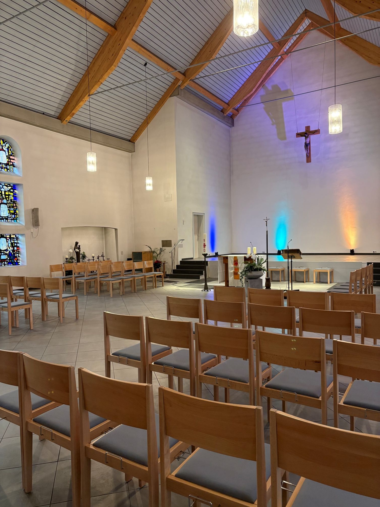 Mit den neuen Stühlen sieht der Kirchenraum von St. Marien Pesch lichter und freier aus. (c) Garnet Manecke