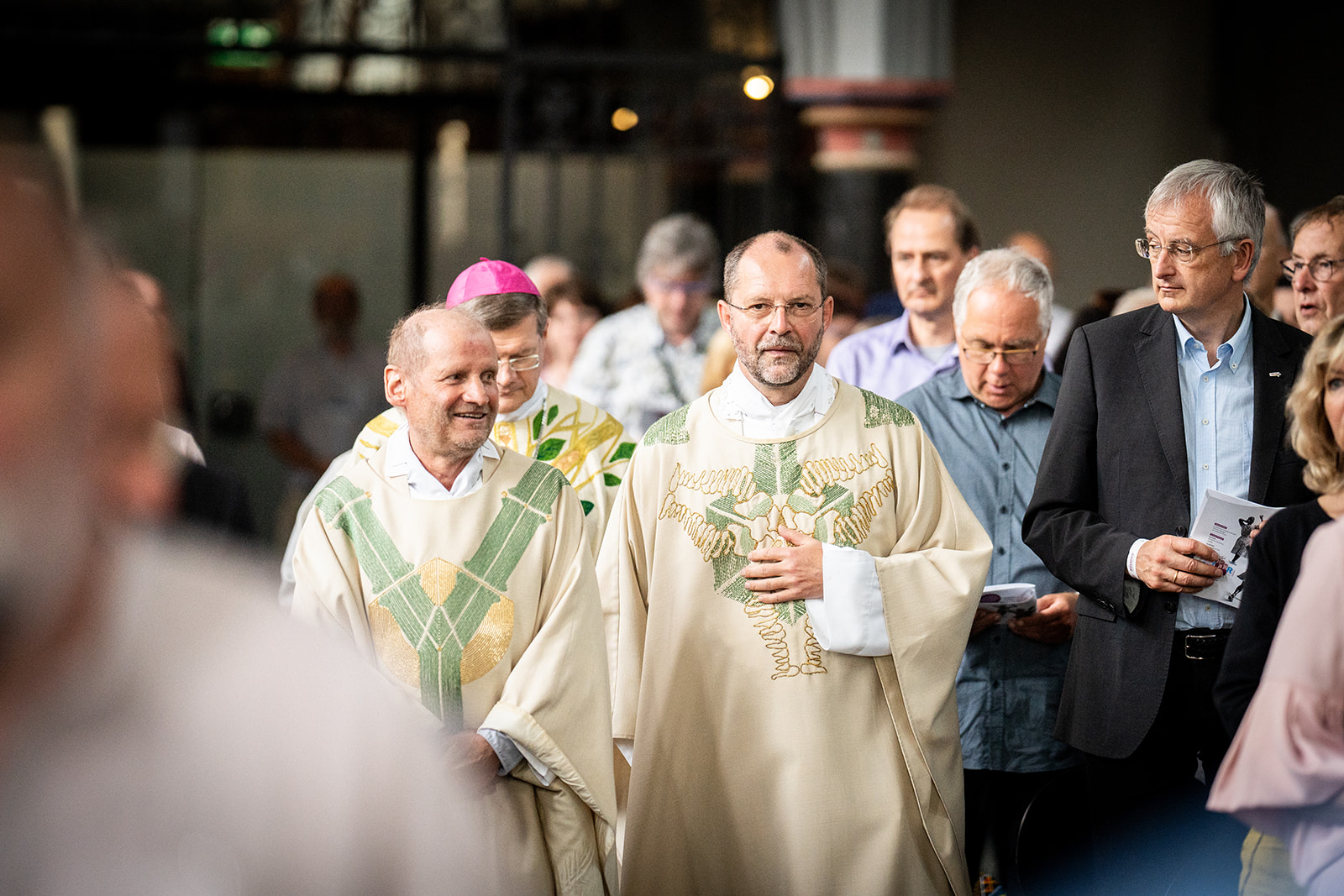 Feierlicher Gottesdienst zu Abschied und Neubeginn: Alltag und Leben von Menschen in Ländern mit hoher Armutsquote in Afrika, Asien und  Lateinamerika kennt Andreas Frick (M.) aus vielen persönlichen Begegnungen. (c) Misereor/Christian van’t Hoen