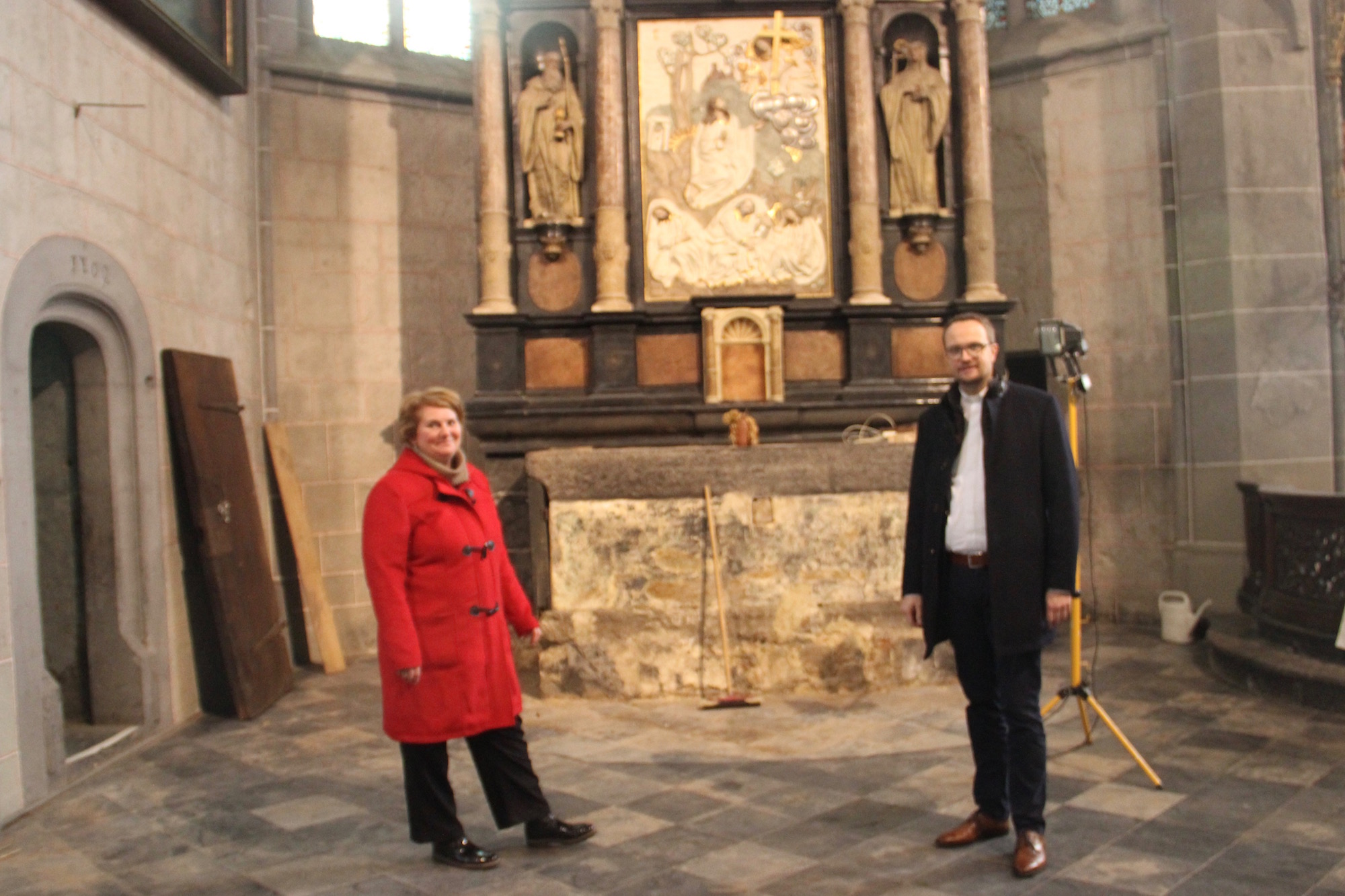 Stephanie Berrer und Andreas Möhlig an der Stelle, wo die Vitrinen mit den Heiligtümern stehen sollen. (c) Andrea Thomas