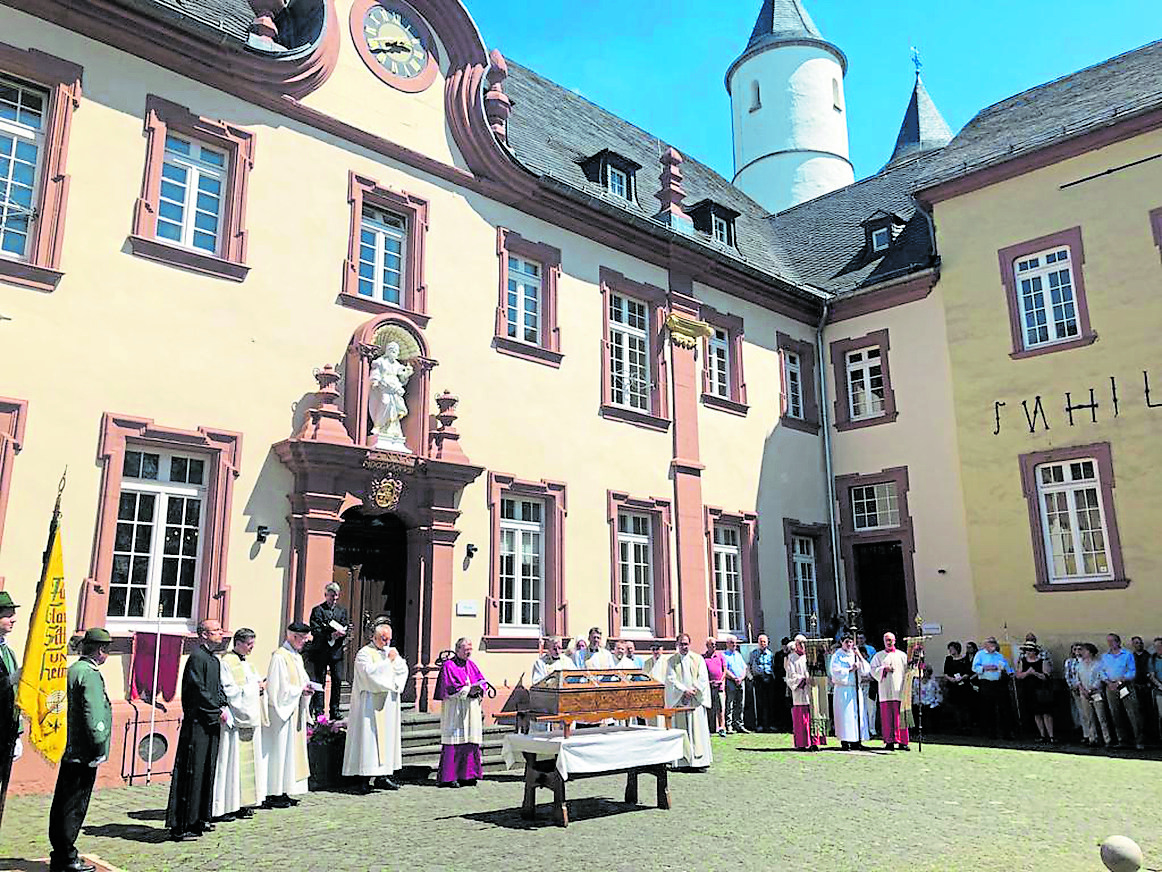 Die Gebeine des heiligen Hermann Josef werden in einer Prozession über das Klostergelände und durch den Ort getragen. (c) Kloster Steinfeld