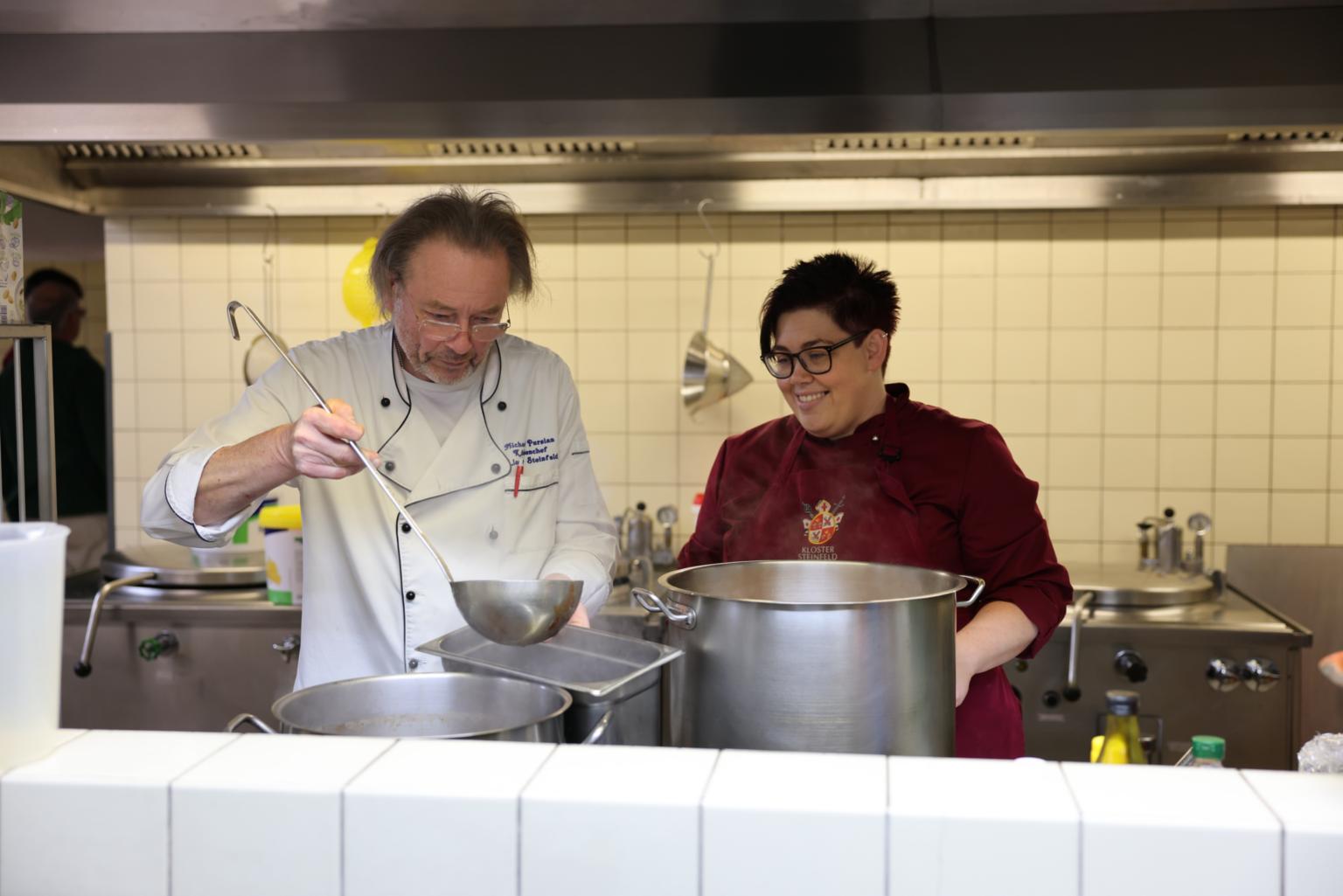 Regional, saisonal und bodenständig: Küchenchef Michael Pursian, Stefanie Zöll und das ganze Team kochen wie für alle Gäste: gewohnt hochwertig. (c) Stephan Johnen