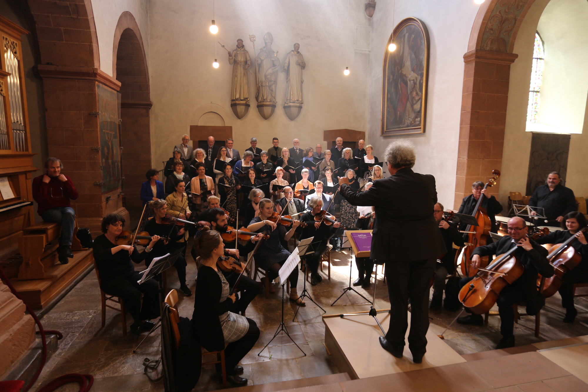 Chor und Orchester der Basilika Steinfeld tragen zur Gestaltung bei. (c) Stephan Johnen