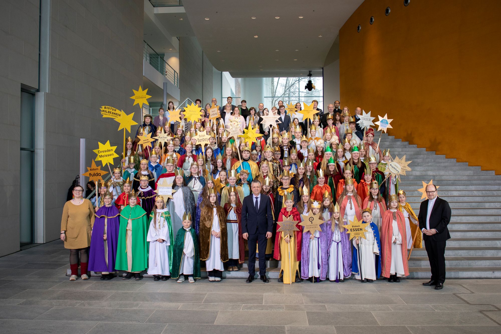 108 Sternsingerinnen und Sternsinger aus allen deutschen Bistümern waren zu Gast im Bundeskanzleramt. (c) Mika Väisänen / Kindermissionswerk