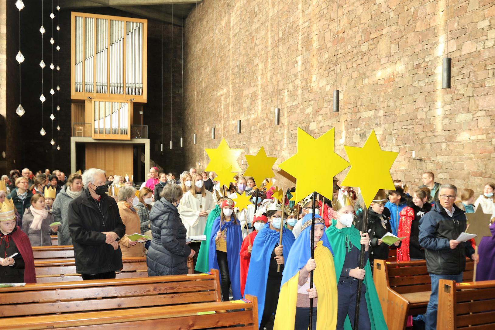 Die Aussendungsfeier der Aktion Dreikönigssingen fand in der Dürener Annakirche statt. Etwa 200 Sternsinger aus dem gesamten Bistum nahmen daran teil.