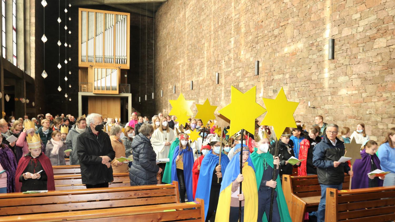 Die Aussendungsfeier der Aktion Dreikönigssingen fand in der Dürener Annakirche statt. Etwa 200 Sternsinger aus dem gesamten Bistum nahmen daran teil. (c) Stephan Johnen