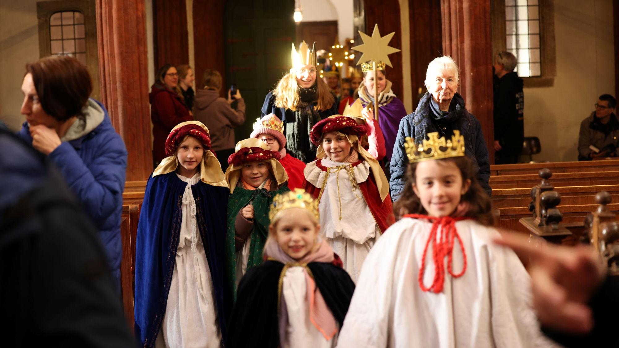 Bischof Helmut Dieser feierte mit den Sternsingerinnen und Sternsingern in Steinfeld die Aussendung. (c) Stephan Johnen