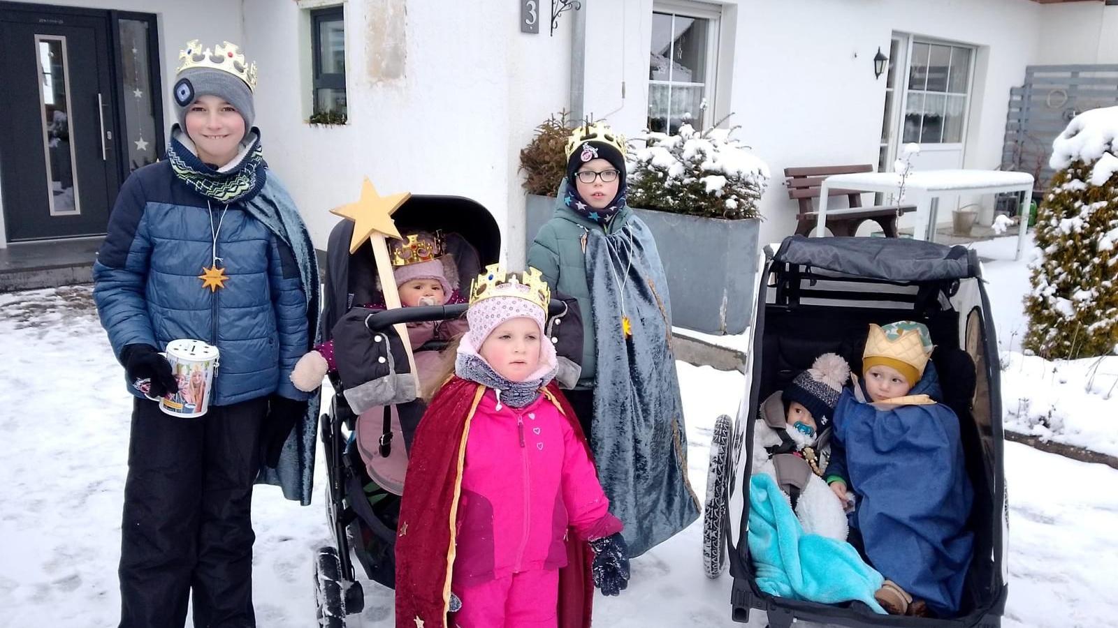 Früh übt sich: In Krekel trägt der kleinste Sternsinger gleich den Stern. (c) Stephan Johnen