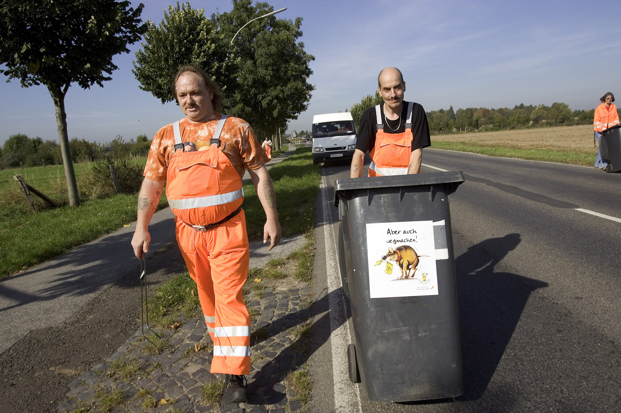 Projekte wie hier das Straßen- reinigungsteam des Volksvereins bieten Menschen eine Struktur und eine Perspektive im Leben.