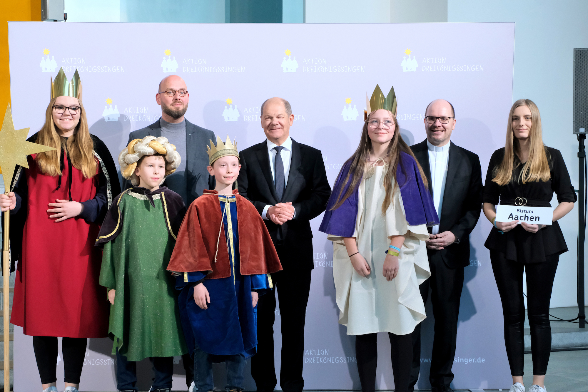 Das gemeinsame Foto mit Bundeskanzler Olaf Scholz hat jeder zur Erinnerung  geschenkt bekommen. (c) Ralf Adloff/Kindermissionswerk