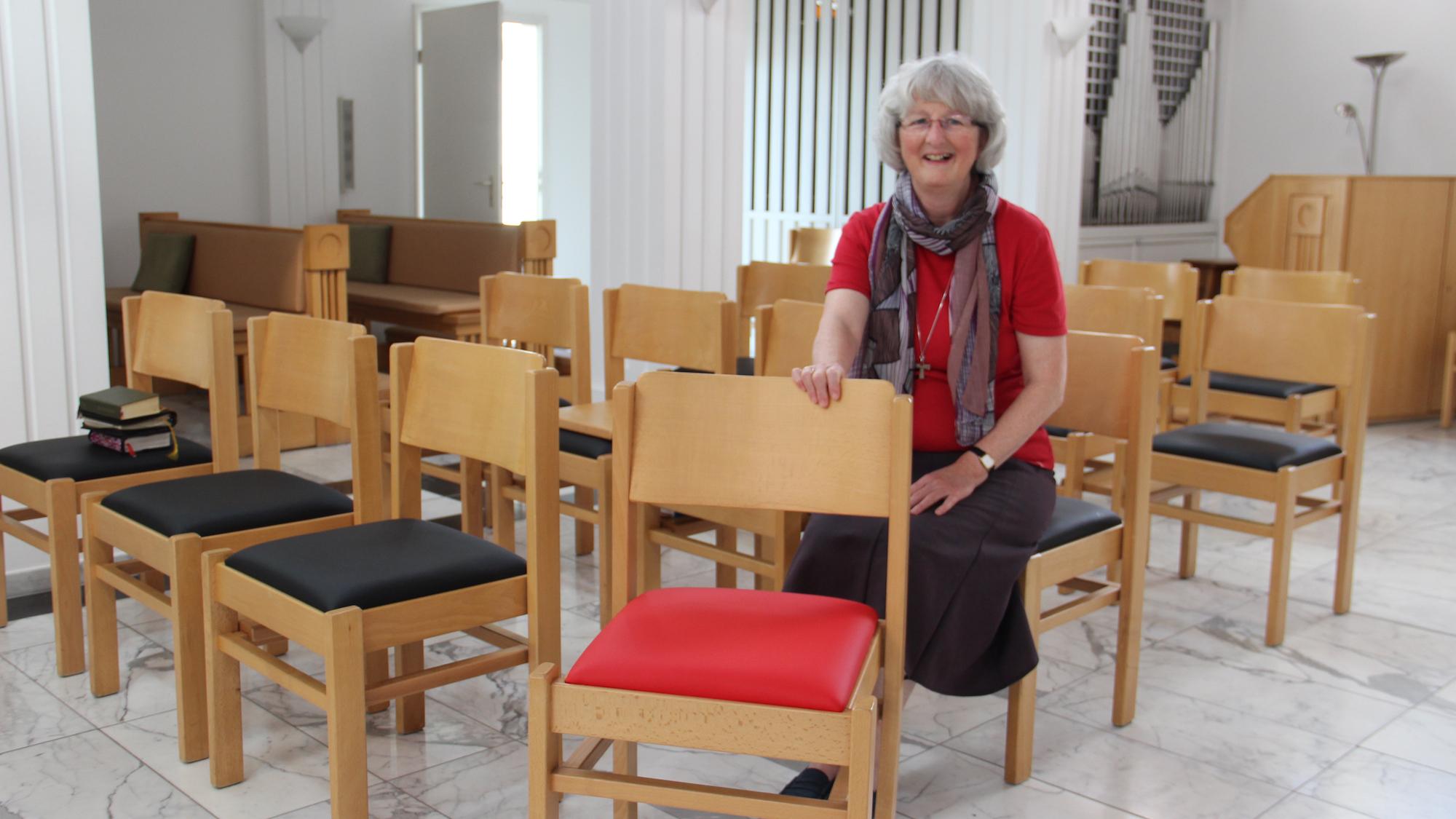 Schwester Martina Magdalena möchte mit den roten Stühlen zum Nachdenken anregen. (c) Andrea Thomas