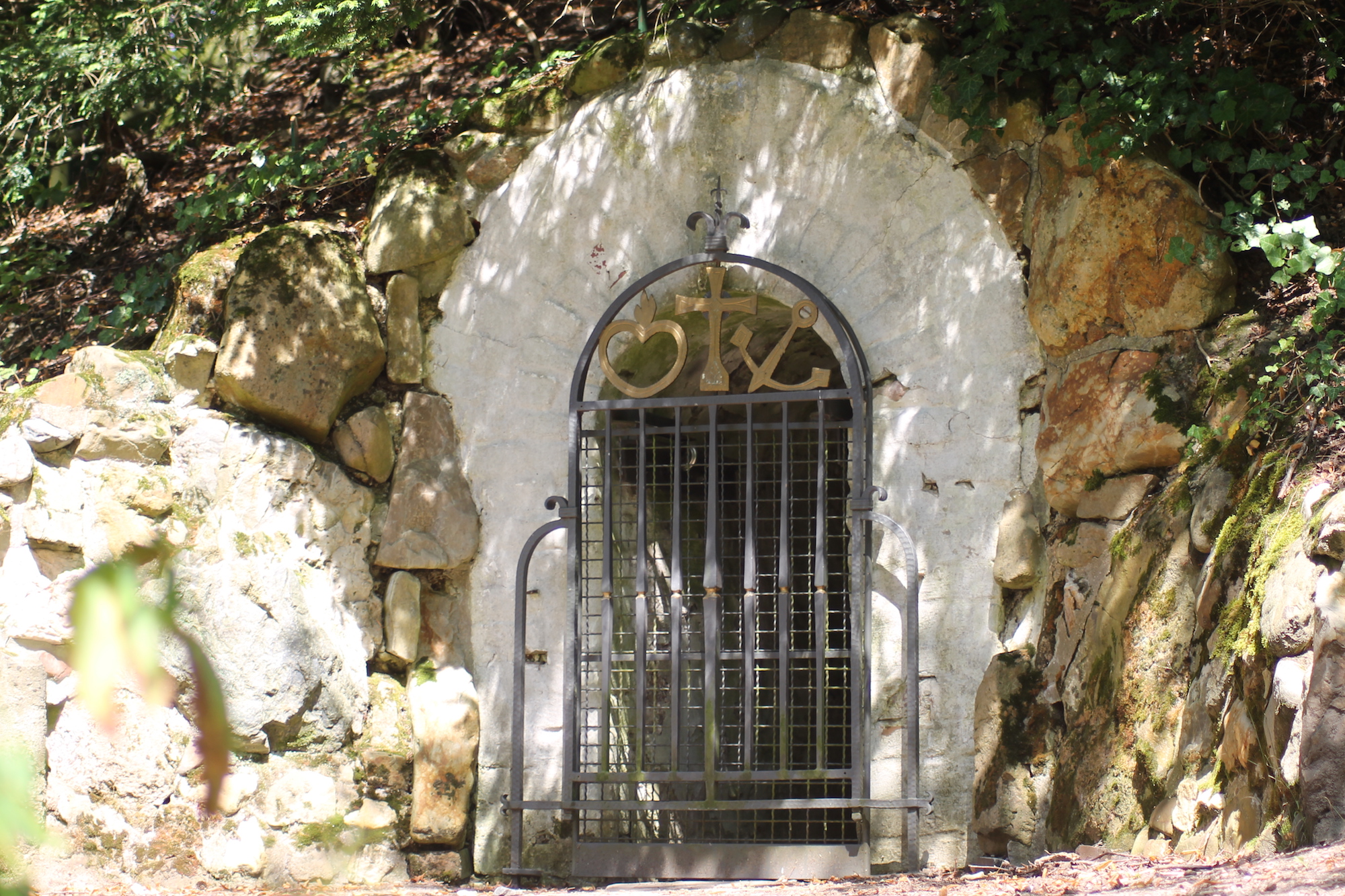 Unterhalb der Irmgardiskapelle, am Brunnen auf dem Heiligenberg, beginnt der Irmgardispfad. (c) Kathrin Albrecht