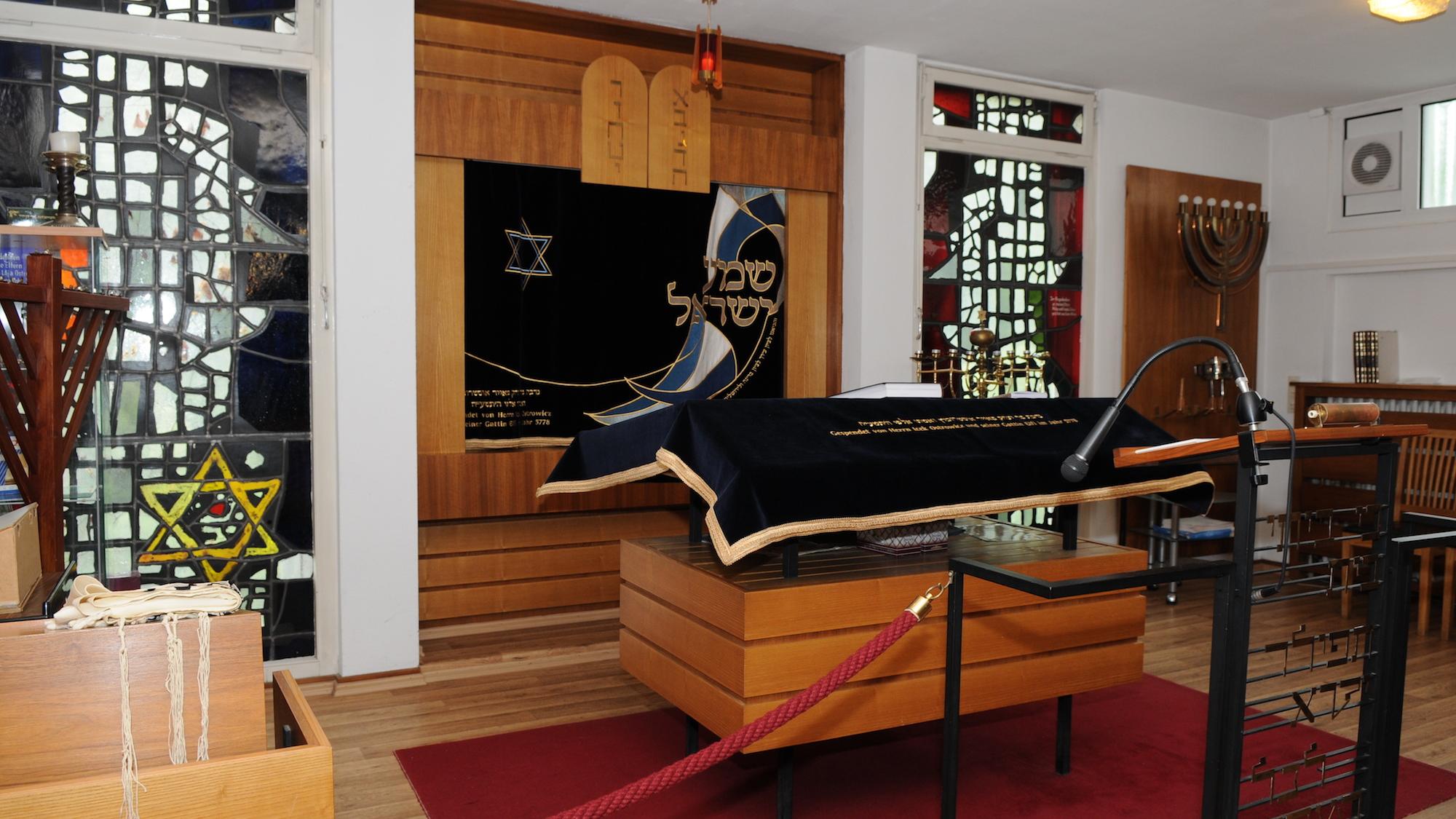 Am 9. November 1938 wurden die Synagogen in Rheydt und Mönchengladbach zerstört. Beide waren sichtbare Zeichen jüdischen Lebens und Glaubens in der Stadt. 81 Jahre später muss die heutige Synagoge immer noch von der Polizei bewacht werden. (c) Garnet Manecke