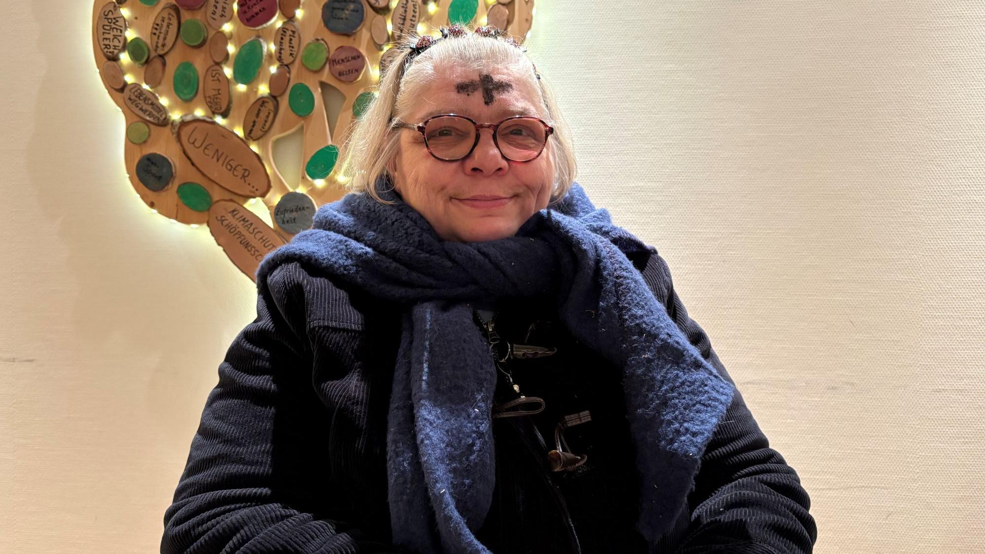 Angelika Köhler engagiert sich in der Liturgiegruppe und bereitet die Gottesdienste vor.