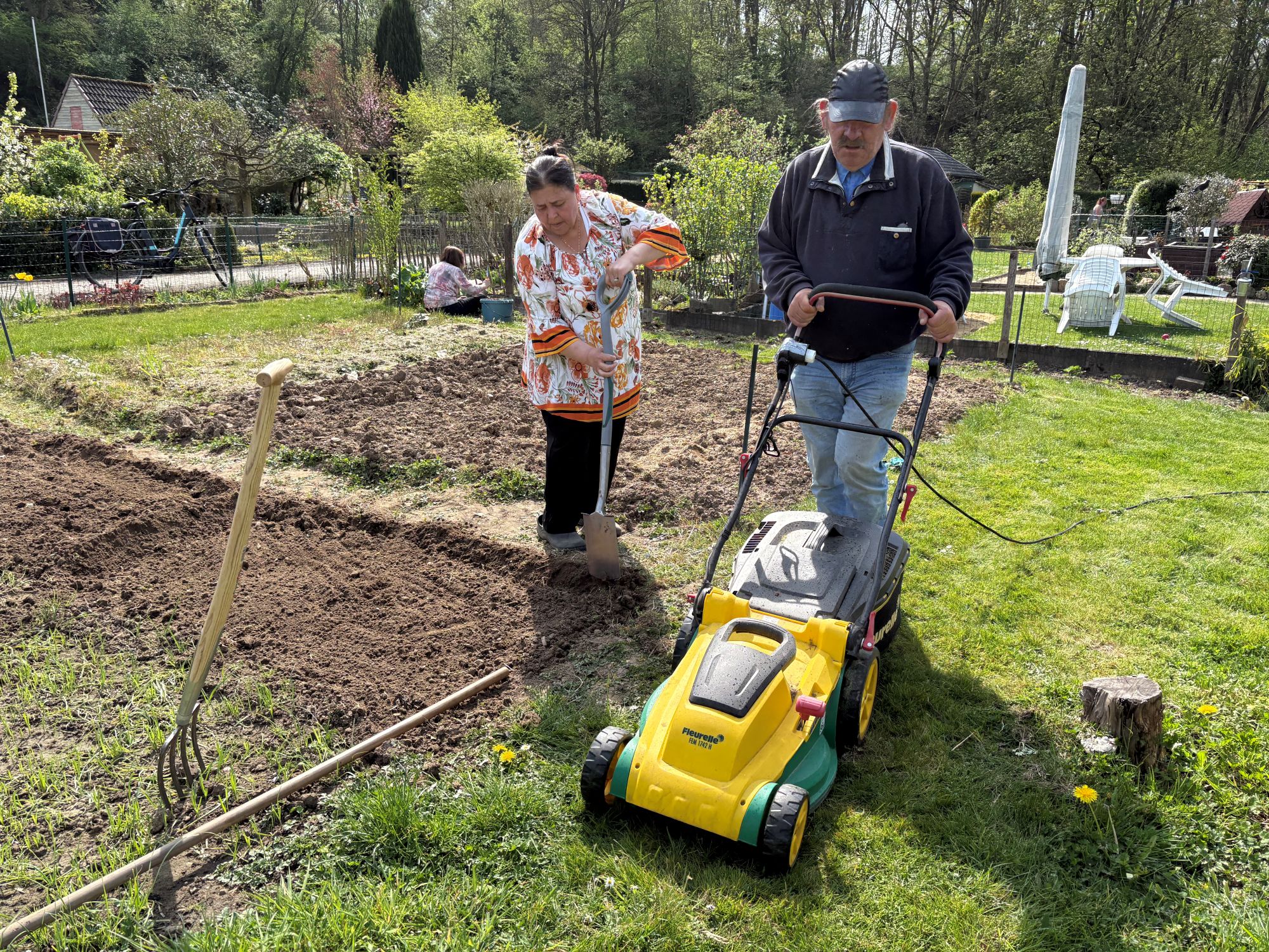 Henry verbringt fast jeden Tag im Sommer bei der Gartenarbeit. (c) Garnet Manecke