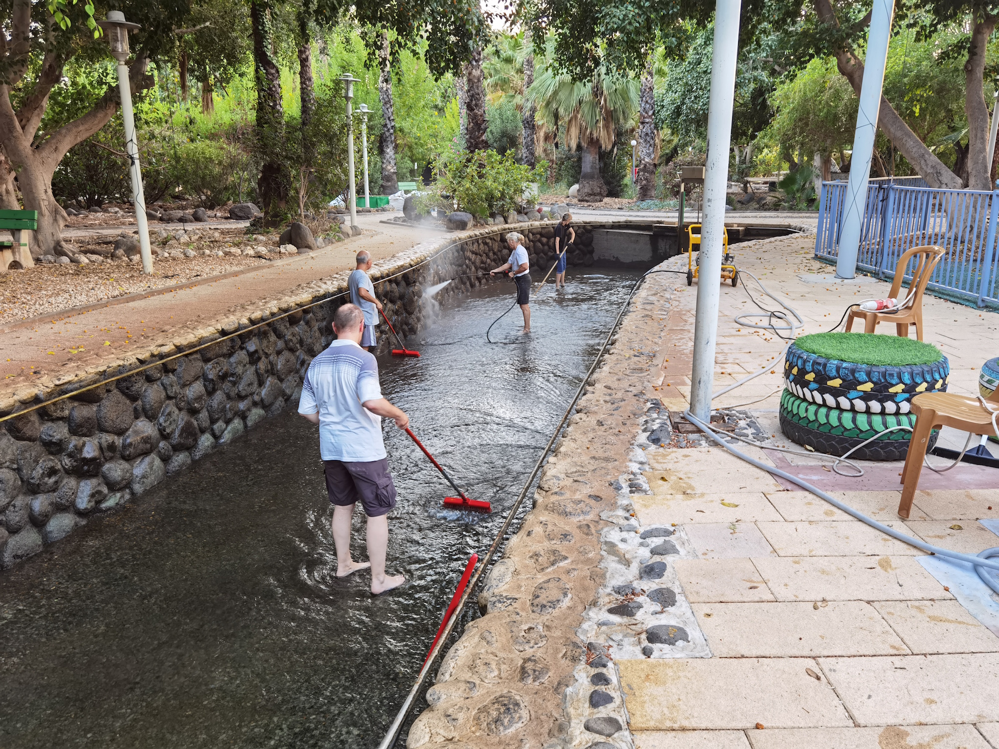 Reinigungsarbeiten im Wasserbecken. Vier Freiwillige kümmern sich ums Außengelände. (c) privat