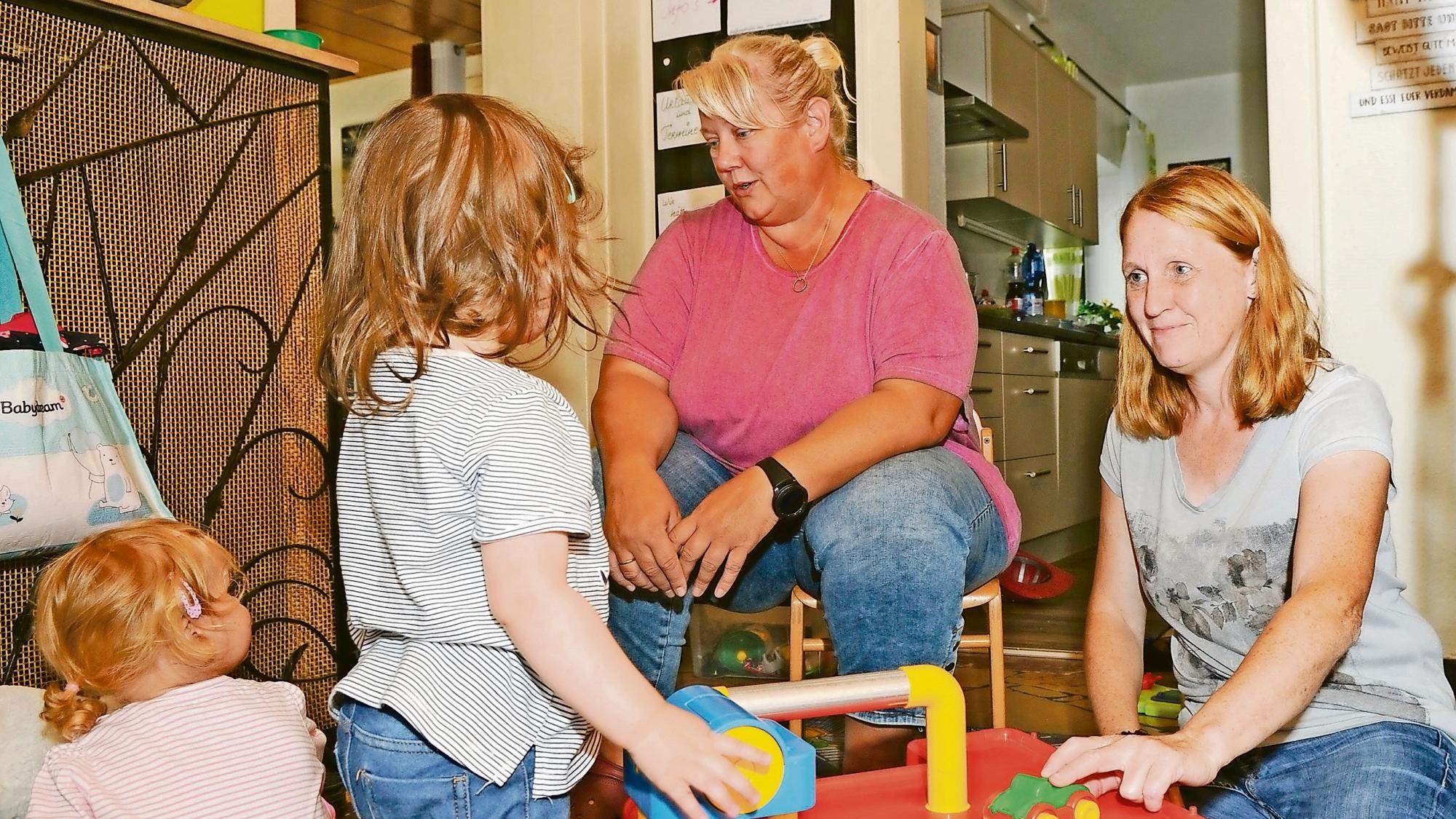 Andrea Heinrichs (l.) ist seit 20 Jahren Tagesmutter. Ihre Kollegin Margret Laprell hat vor zwei Jahren den Beruf der Krankenpflegerin aufgegeben und ist Tagesmutter geworden. (c) Garnet Manecke