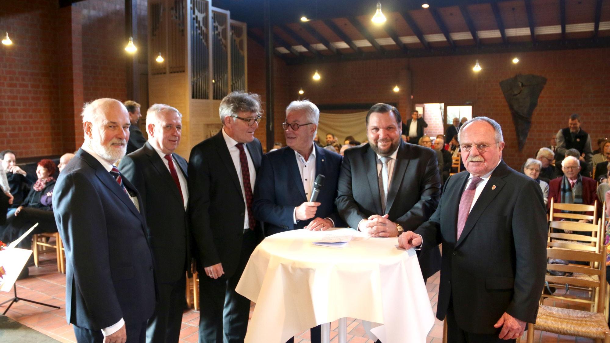 Gesprächsrunde mit Lothar Zimmermann, Pfarrer Paul Jansen, Siegmund Ehrmann, Moderator Jochen Butz, Frank Meyer und Leo Jürgens. (c) Stephan Johnen