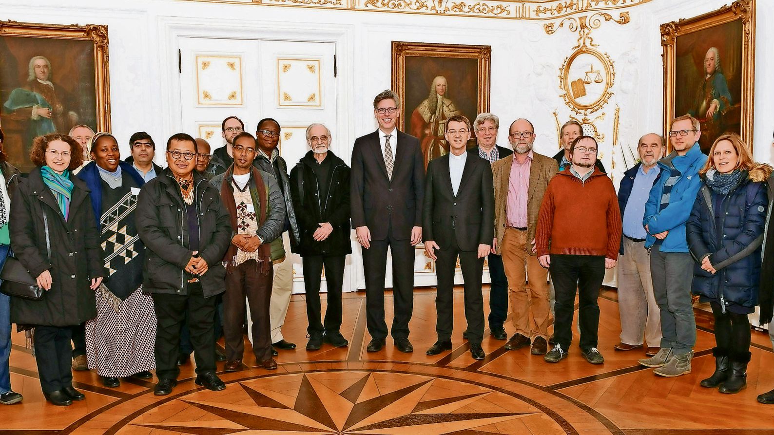 Gruppenbild im Rathaus: Theologinnen und Theologen aus Lateinamerika, Afrika, Asien, dem Orient und Ozeanien  berieten in Aachen die Veröffentlichung eines Handbuchs zu den theologischen Ideen der Weltkirche. (c) Missio/Christian Schnaubelt