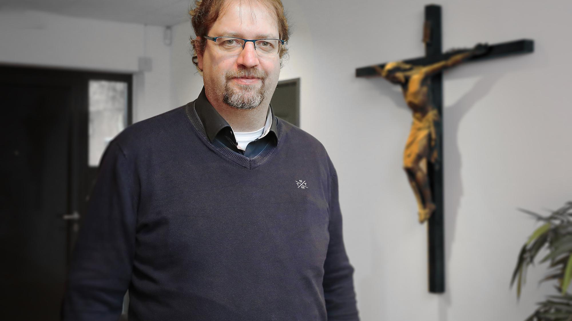 Als Regionalvikar in Krefeld und Meerbusch hat Pfarrer Thorsten Obst einen prall gefüllten Terminkalender. (c) Dirk Jochmann