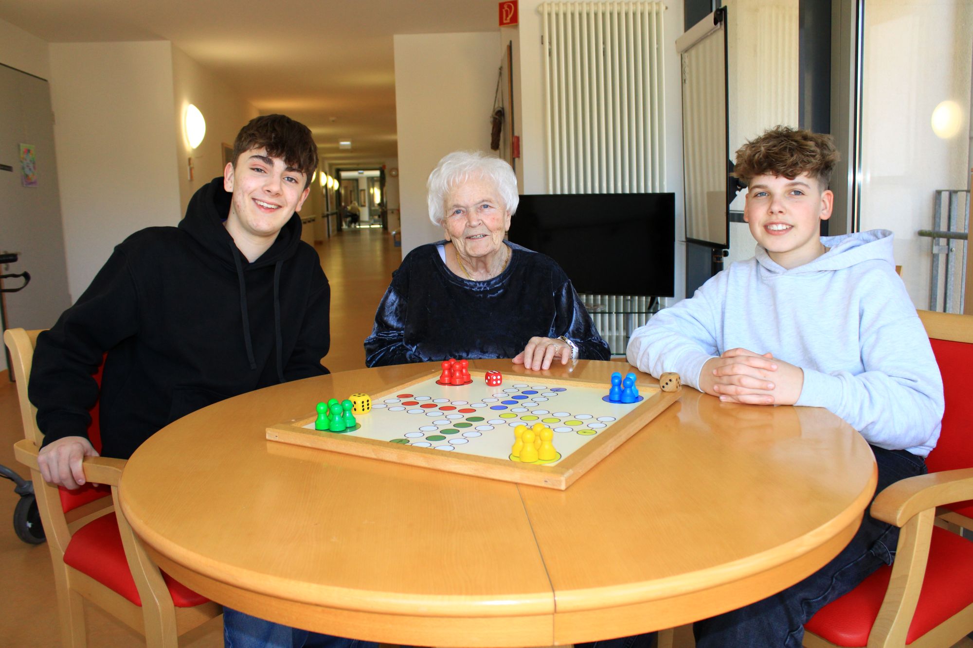 Beim Patenprojekt „Jung und Alt“ kommen wie hier im Liebfrauenhof Schleiden die Generationen zusammen. (c) privat