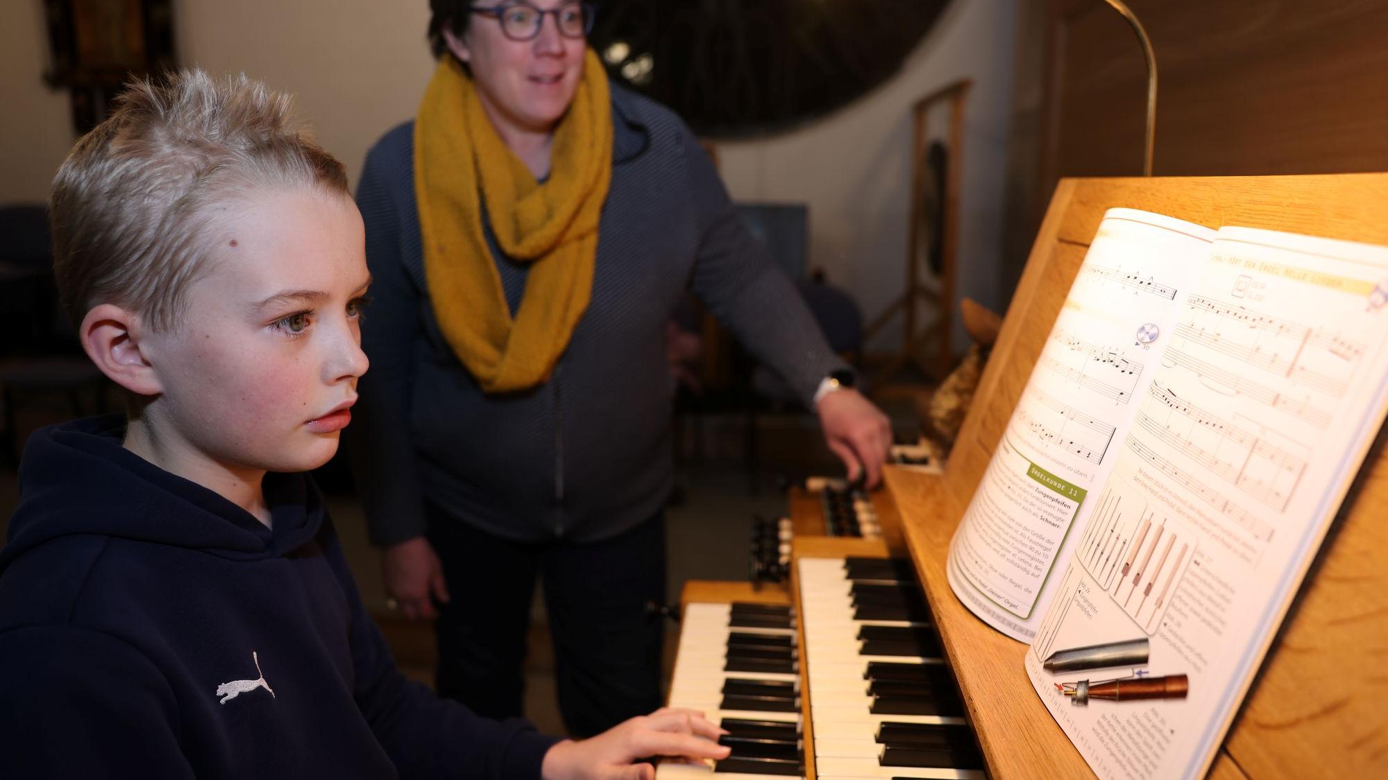 Regelmäßig unterrichtet Holle Goertz ihre Schüler an der Orgel von St. Nikolaus in Kall. (c) Stephan Johnen