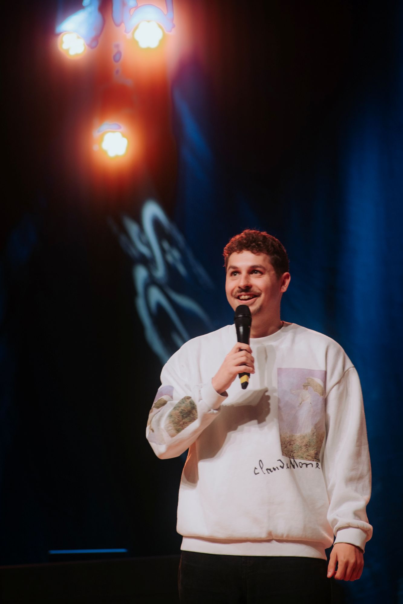 Seit dreieinhalb Jahren setzt der 27-Jährige voll auf die Karte Humor und ist Standup-Comedian. (c) Elisa Reuther