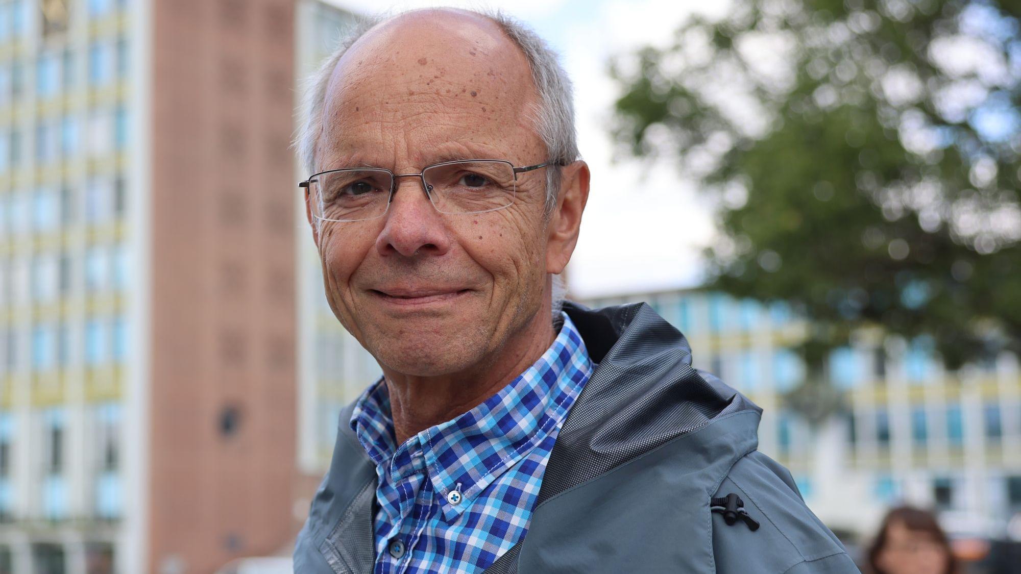 Thomas Hax-Schoppenhorst ist Pädagoge, Sachbuchautor und ehemaliger Öffentlichkeitsbeauftragter der LVR-Klinik Düren. Sein ganzes Berufsleben lang hat er sich mit Themen seelischer Gesundheit beschäftigt, auch mit der Rolle des Humors in unserem Leben.