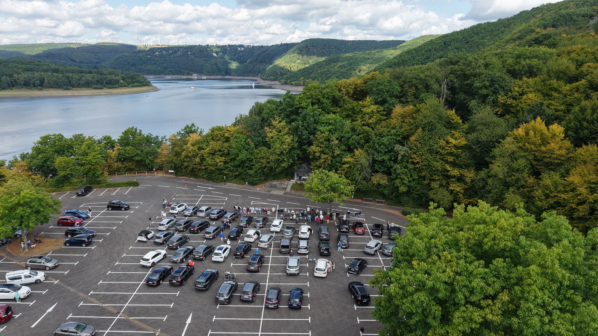 Auf dem oberen Parkplatz der Rurtalsperre Schwammenauel werden ab dem 10. Mai wieder regelmäßig Touristengottesdienste gefeiert. (c) Stephan Johnen