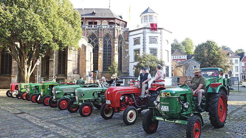 Erstmals machten Treckerfreunde aus der Region eine Wallfahrt nach Kornelimünster. Mit dabei zahlreiche Oldtimer. (c) Bistum Aachen/Andreas Steindl