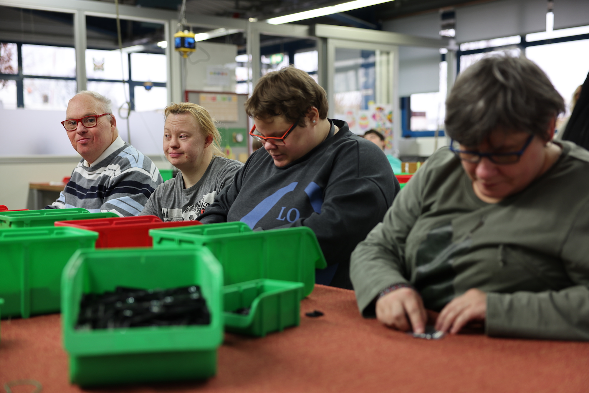 Von der Konfektionierung bis zur Industriemontage: In den einzelnen Gruppen wird viel geleistet. (c) Stephan Johnen