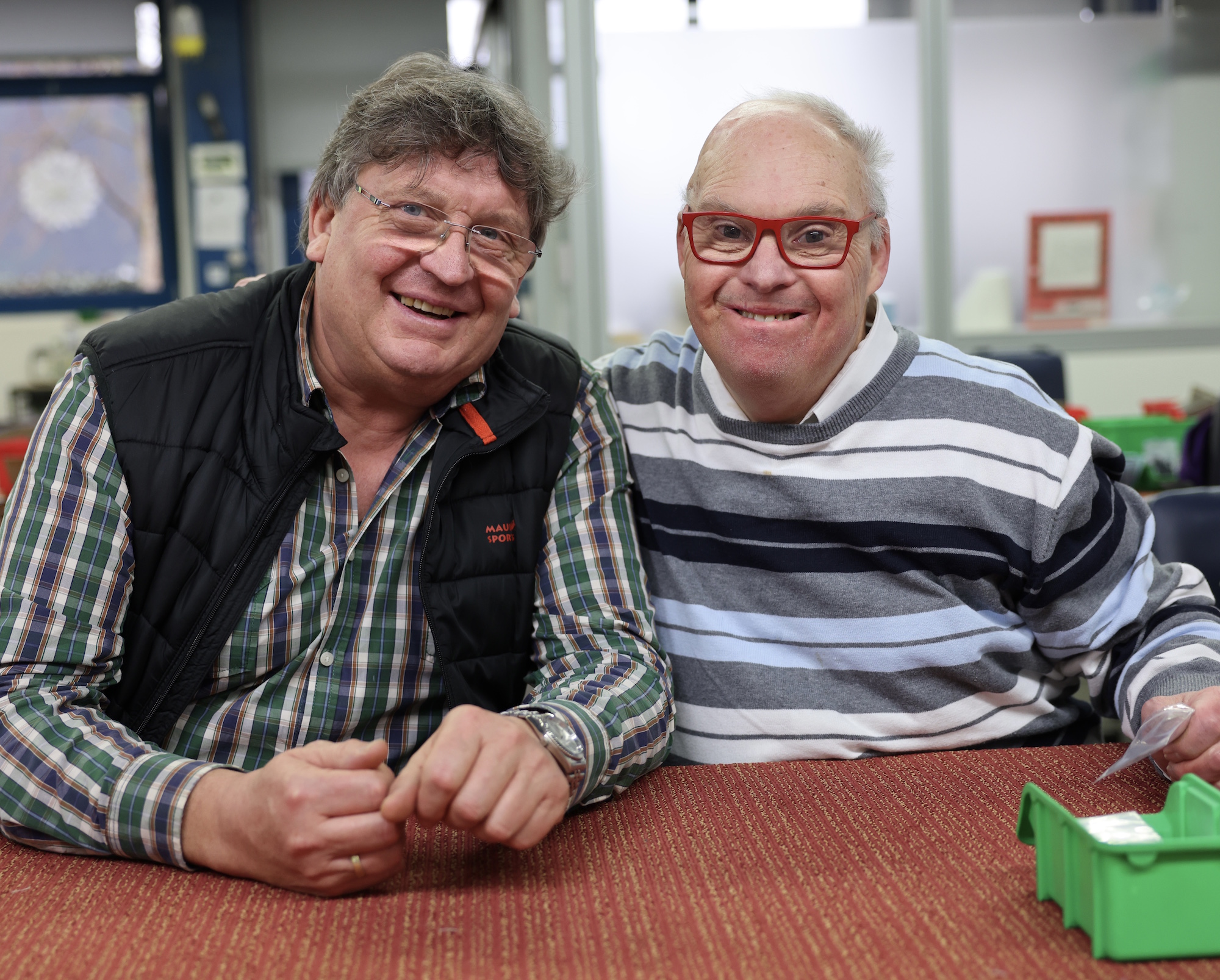 Udo Kinkel (rechts) geht gerne arbeiten – und das seit 30 Jahren. Das liegt sicherlich auch an Betreuern wie Franz-Josef Becker. (c) Stephan Johnen