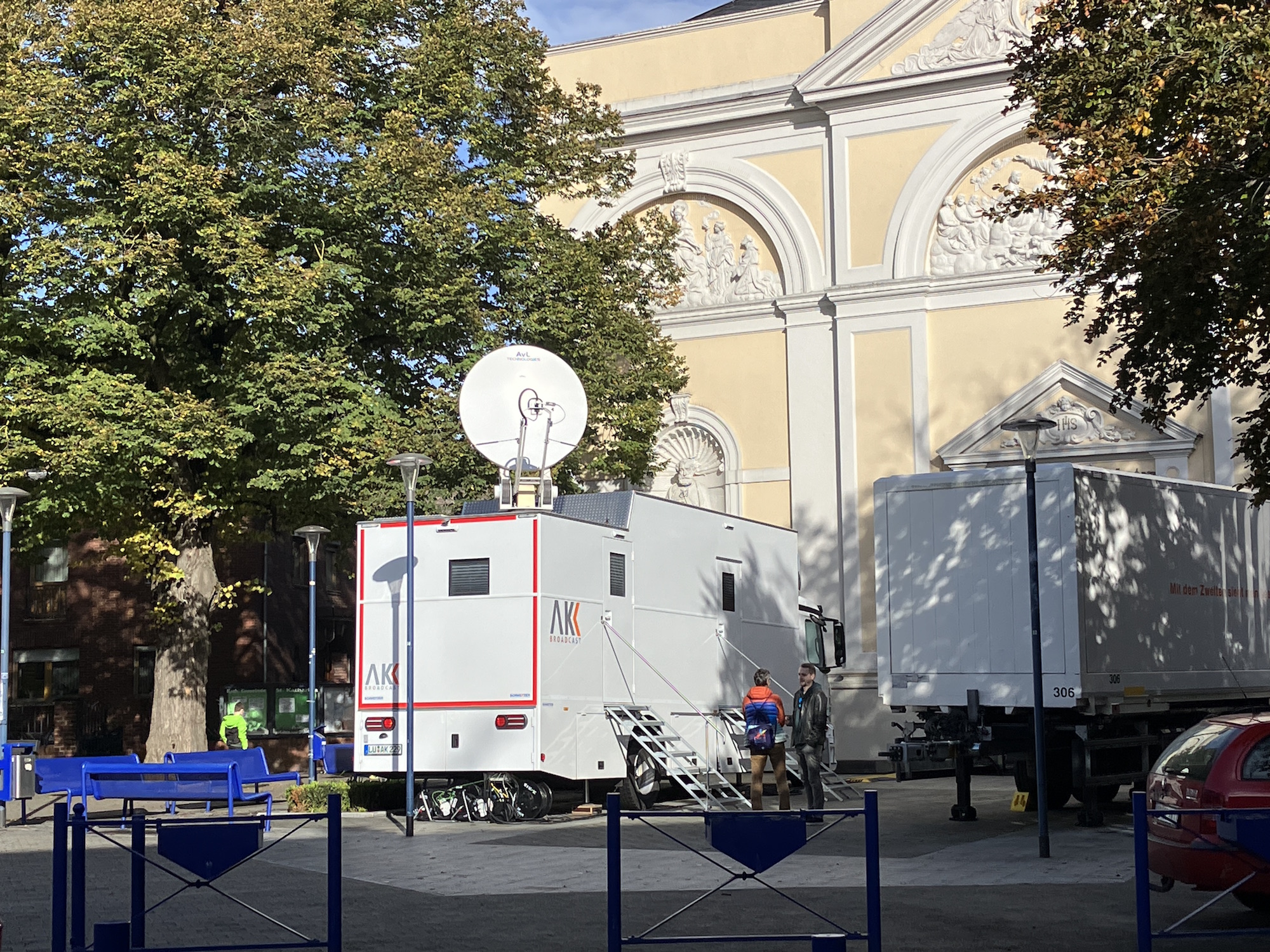 Rund um das Wochenende des Gottesdienstes prägten Übertragungswagen und Technik  das Bild vor  St. Katharina. (c) Andrea Thomas