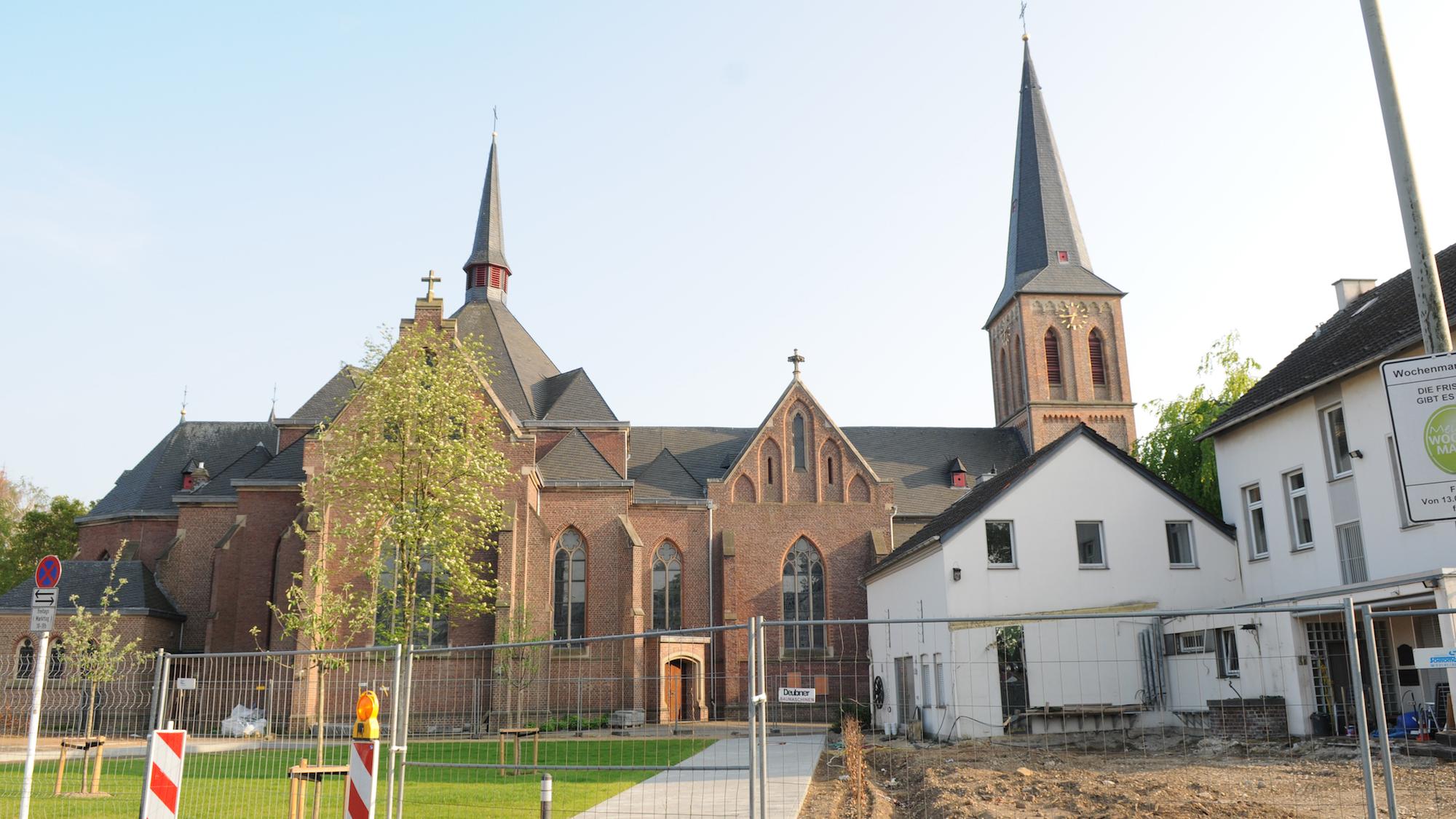 Der Pfarrgarten wurde gerodet und wird neu angelegt: Wege schaffen eine Verbindung zwischen der Kirche und dem öffentlichen Markt- und Parkplatz. Das Kirchengebäude kommt besser zur Geltung. (c) Garnet Manecke