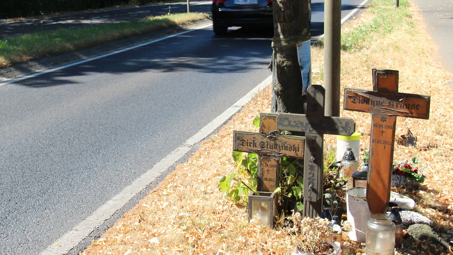 Unfallkreuze neben einer Schnellstraße. (c) Andrea Thomas