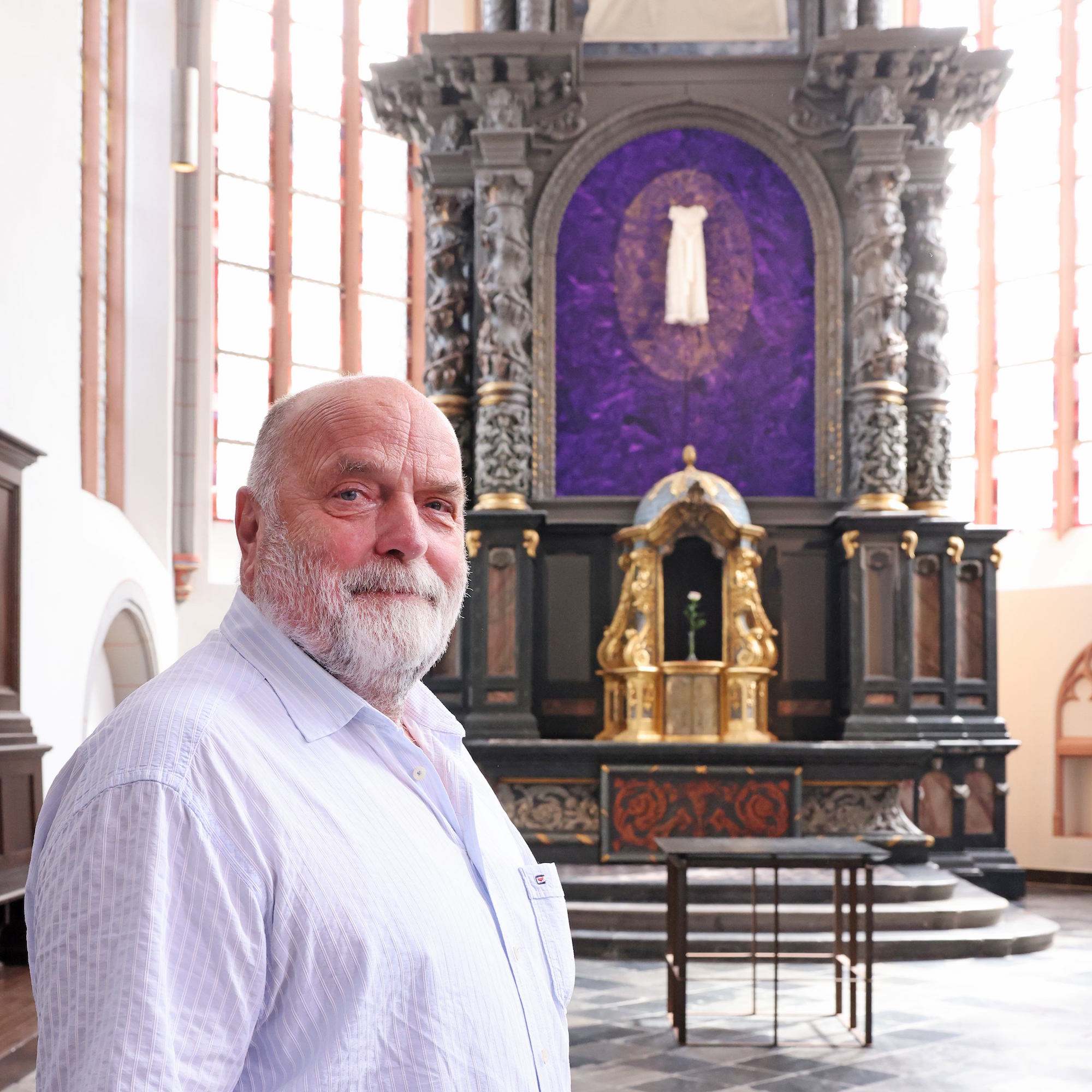 Uwe Appold vor seinem Kunstwerk in der Citykirche. (c) Domkapitel Aachen/Andreas Steindl
