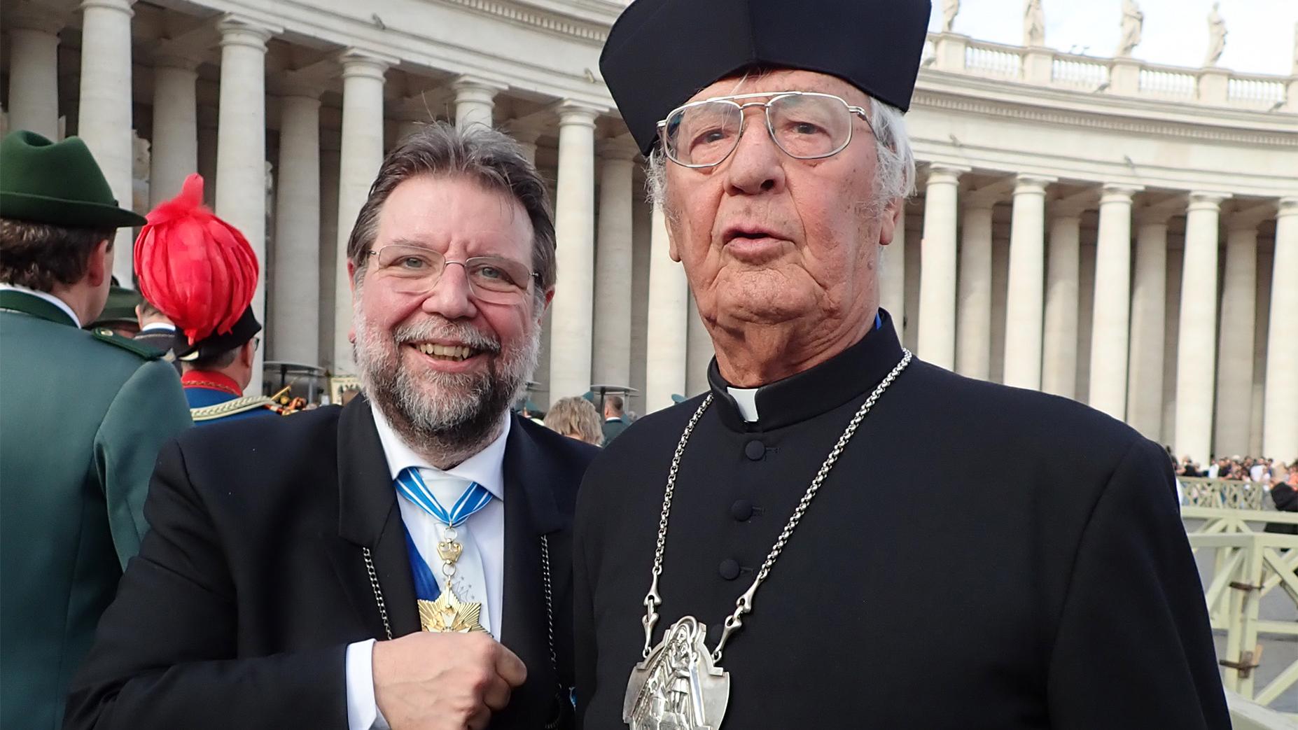 Johannes van der Vorst (re., mit Bezirksbürgermeister Horst Thoren) bei einer PIlgerfahrt der Korschenbroicher schützen in Rom. Van der Vorst durfte am Hauptaltar des Petersdoms die Messe lesen. (c) Schützen MG/Gundhild Tillmanns