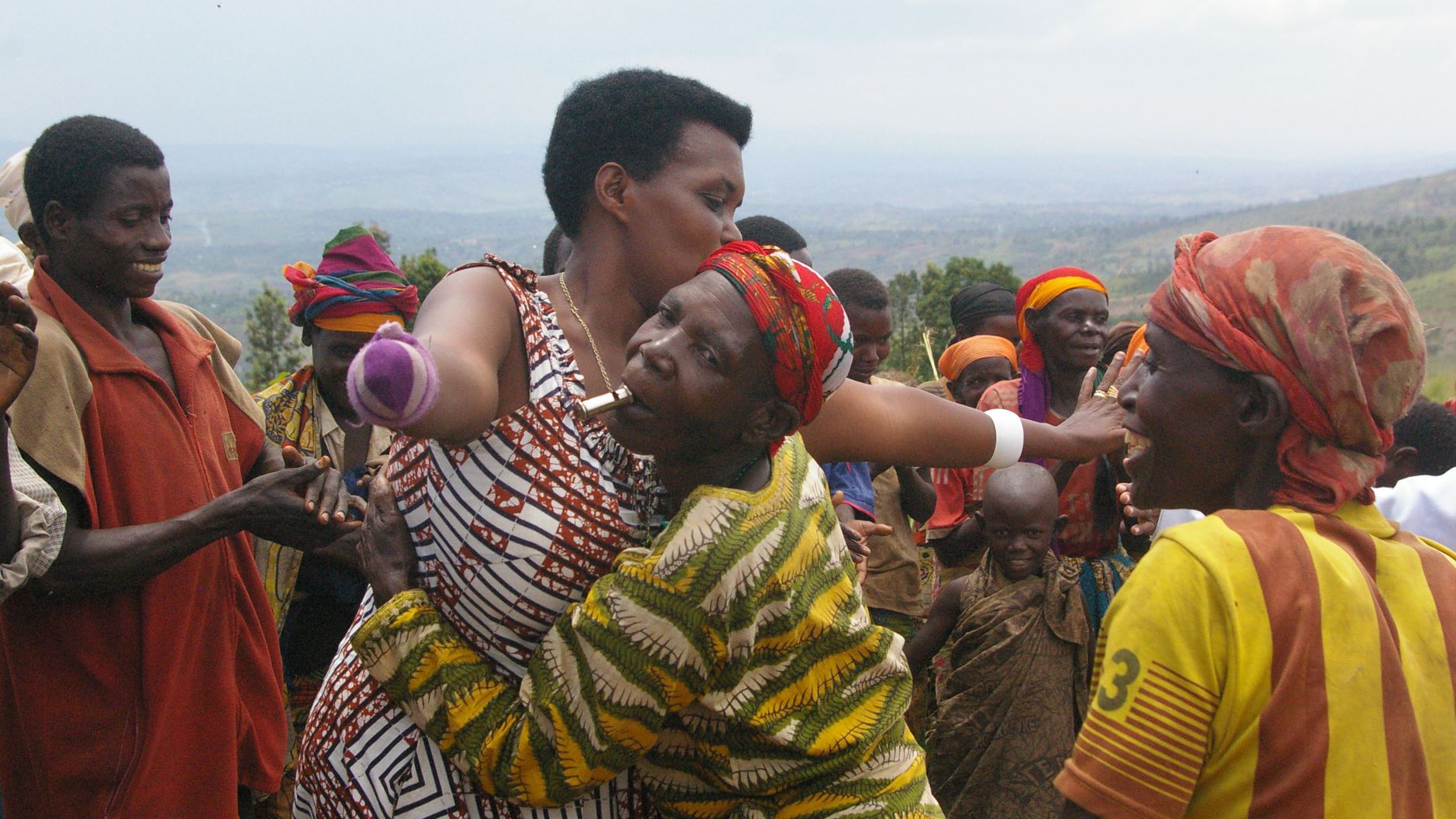 Nur wenn sich die Opfer mit den Tätern versöhnen, kann in Burundi Frieden entstehen und bleiben. Mitarbeiter des Versöhnungswerks werden mit Tanz und Trillerpfeifen von den Batwas begrüßt. (c) Angela Krumpen