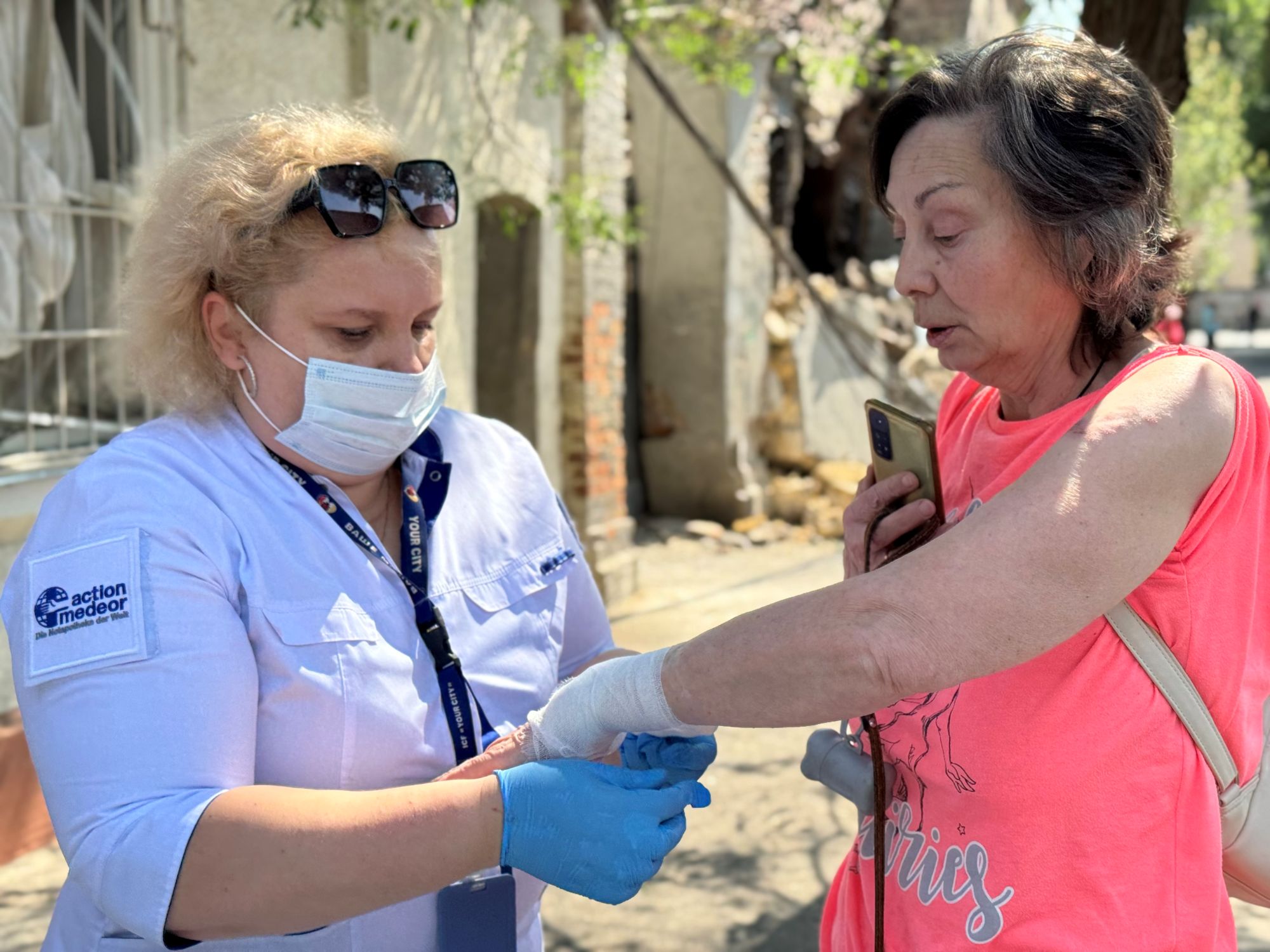 Nothilfe in Kriegsgebieten, wie die Versorgung von Verletzten nach Angriffen auf Odessa, gehört zu den Kernaufgaben von Hilfswerken. (c) Action Medeor