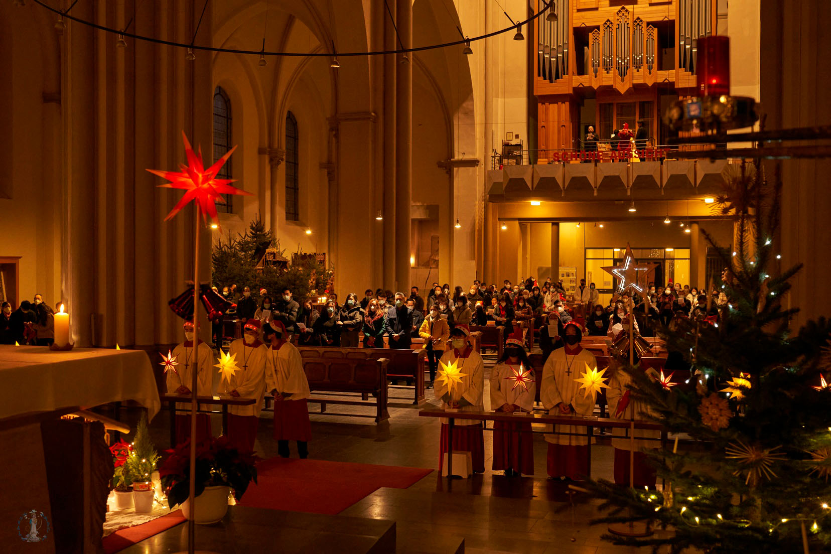 Mit viel Licht feiert die vietnamesische  Gemeinde in Krefeld die heilige Messe an Heiligabend. Es ist Ausdruck der Freude. (c) Vietnamesische Gemeinde Krefeld