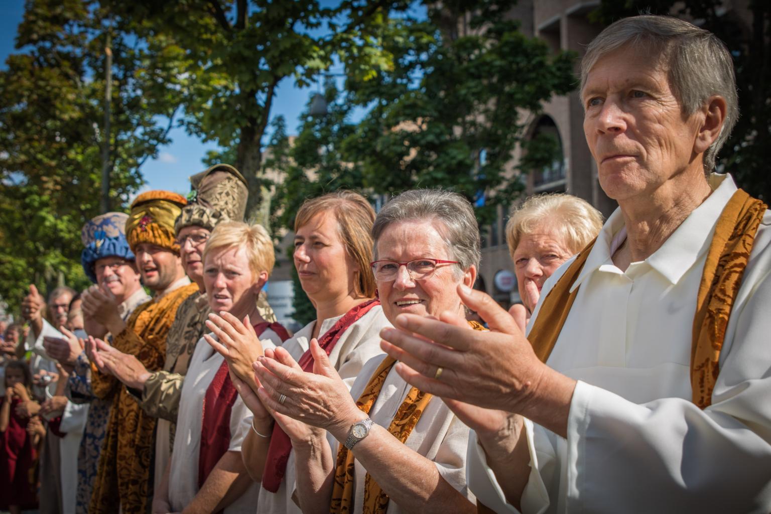 Beim Umzug durch die Stadt sind auch Gruppen in historischen Kostümen mit dabei. So entsteht ein buntes und abwechslungsreiches Bild. (c) Els Schepers