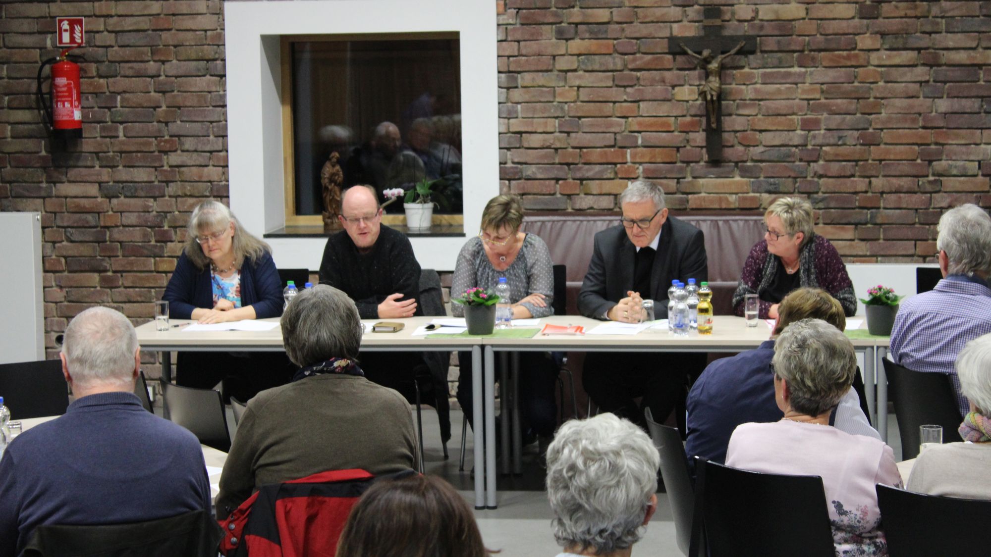 Der Austausch mit den Menschen vor Ort ist wichtiger als das Durchforsten von Kirchenakten. (c) Sabine Grotenburg