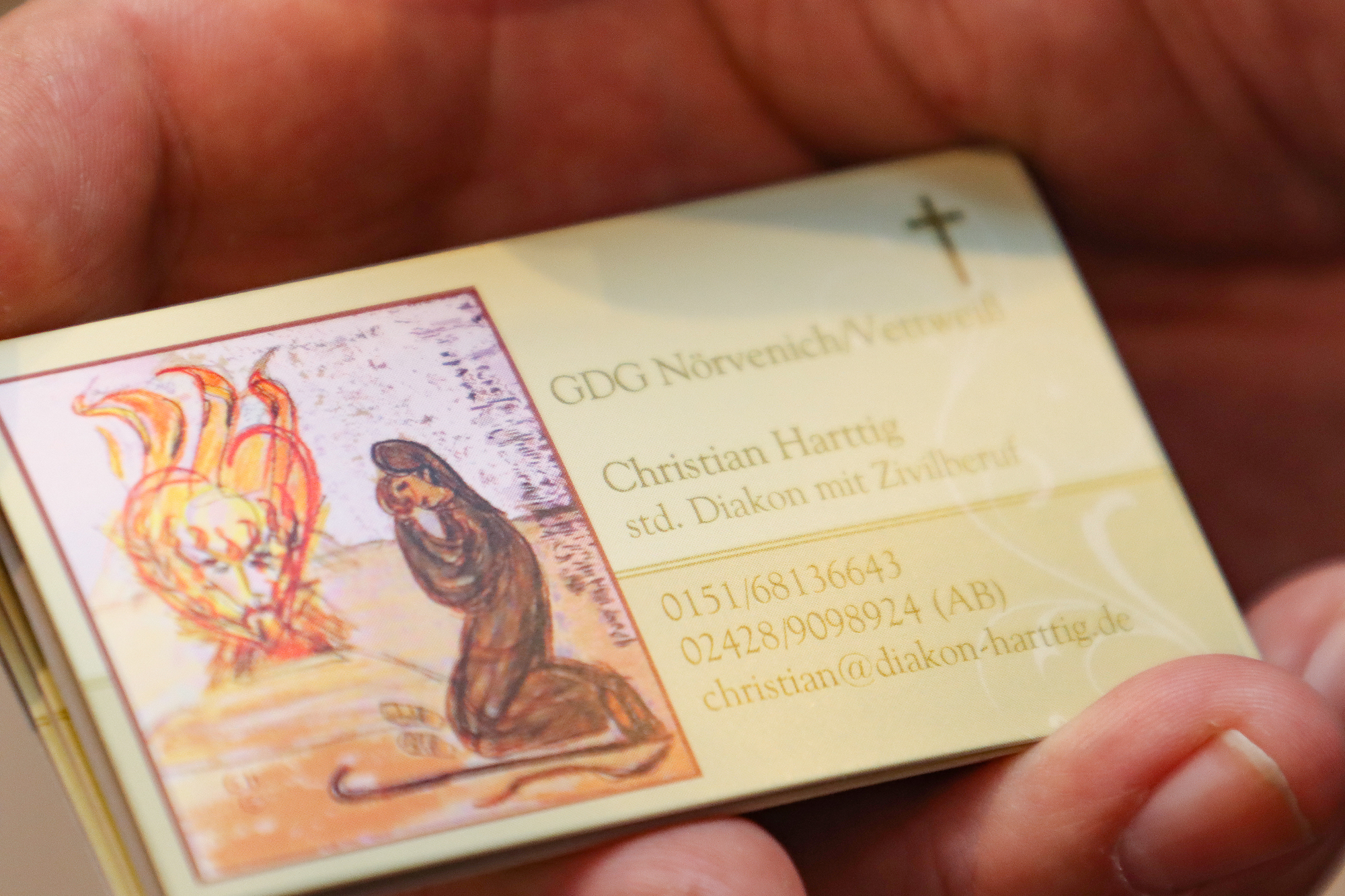 Reichlich Visitenkarten hat der Diakon schon auf Festen verteilt. (c) Dorothée Schenk