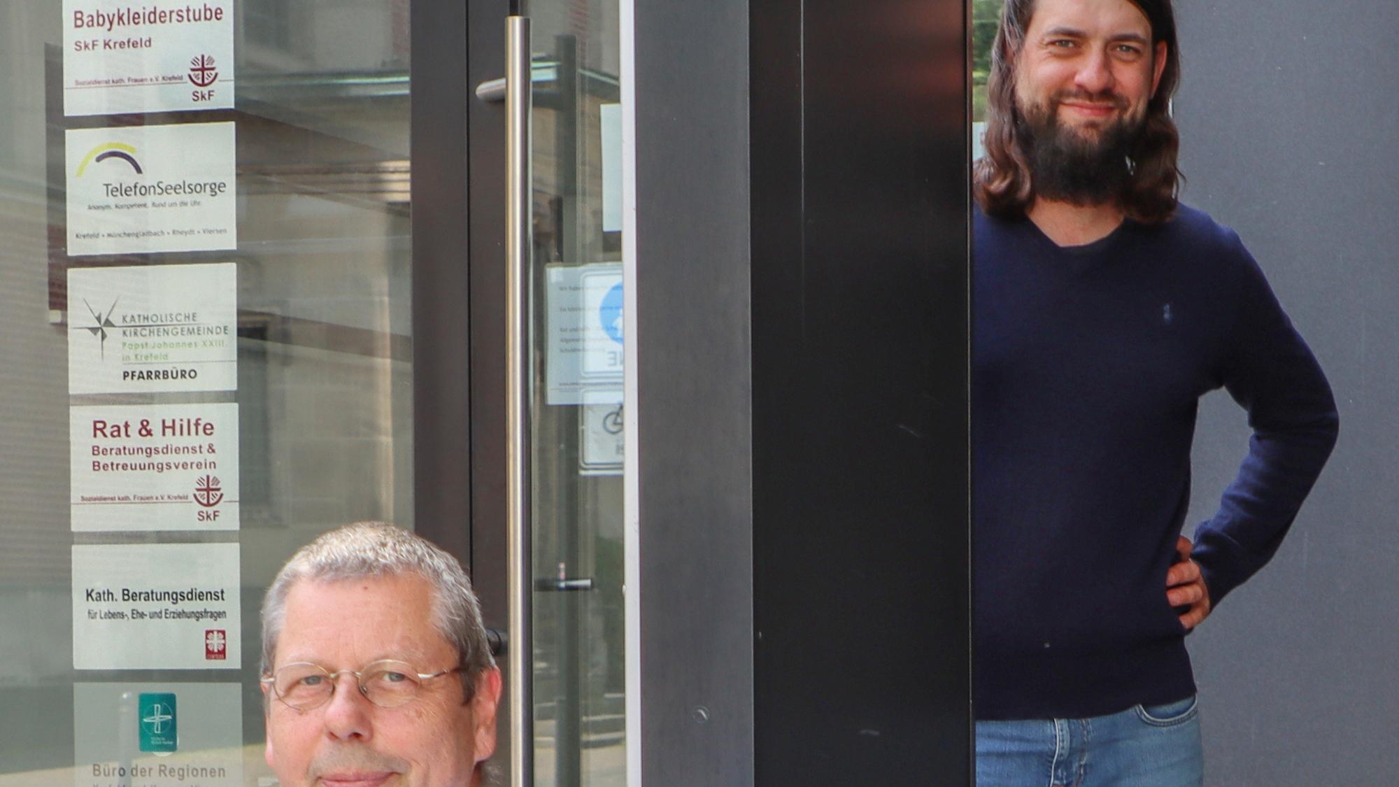 Stabübergabe: Klaus von der Heiden (l.) und Patrick Diekneite vor dem Büro der Regionen in Krefeld. (c) Arne Schenk