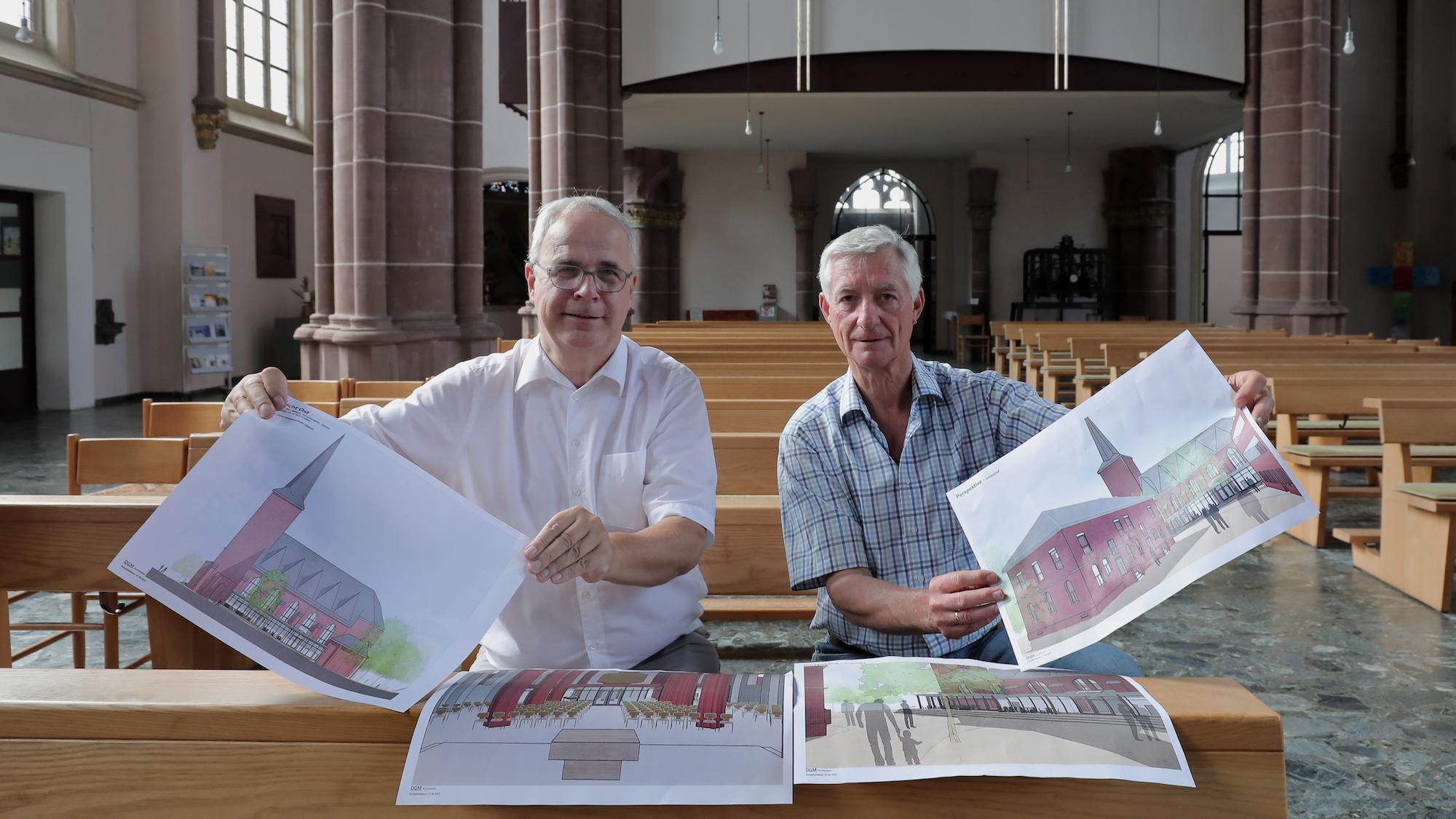Pfarrer Hans  Russmann (l.) und Ralph Hoepfner vom Kirchenvorstand  St. Augustinus mit den Plänen für das neue Zentrum. (c) Dirk Jochmann