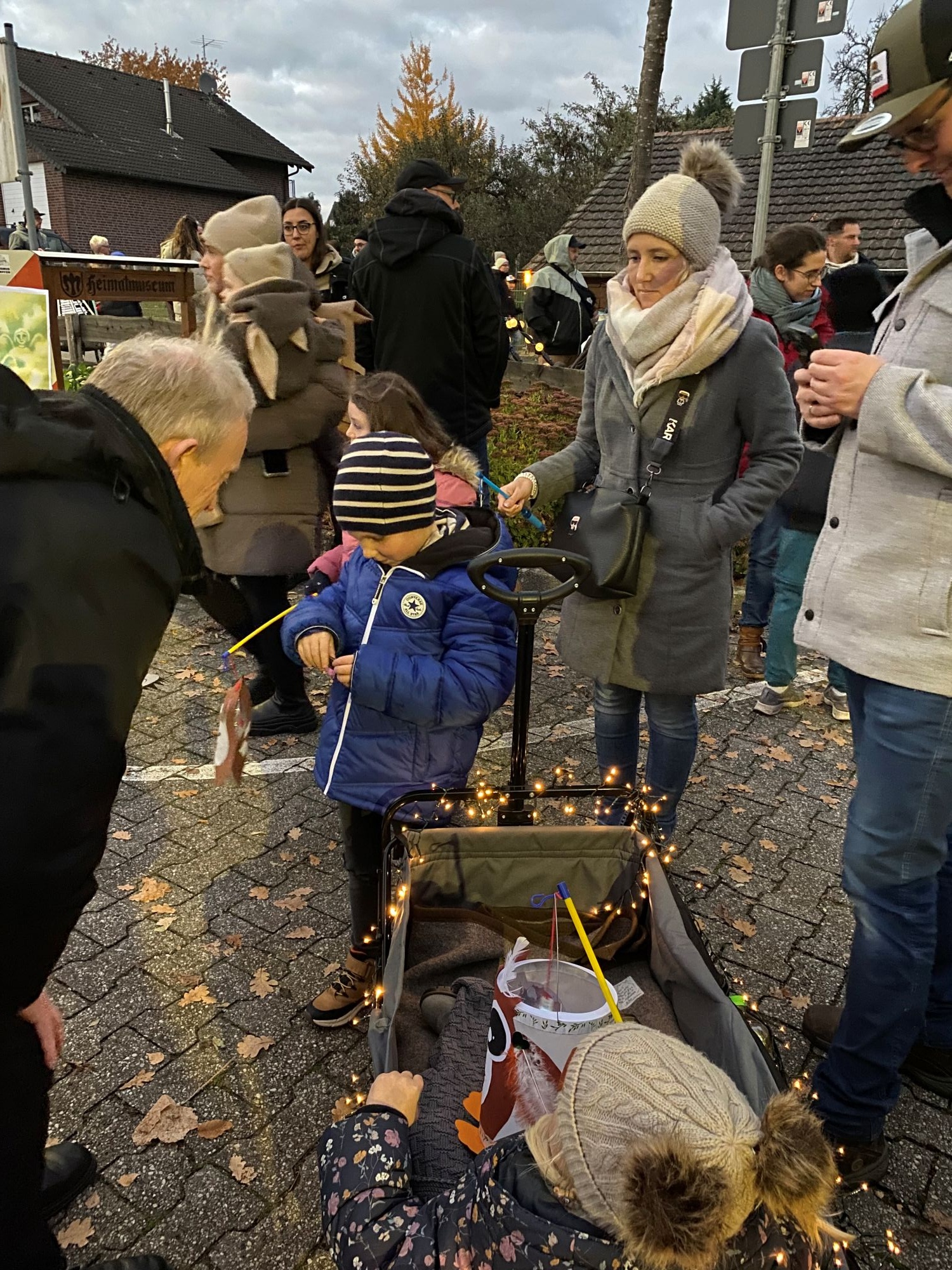 Mika bricht einen Schokoriegel in zwei Teile, von denen sich seine kleine Schwester Via eines aussuchen kann. Seine Eltern schauen ihm dabei zu. (c) Garnet Manecke