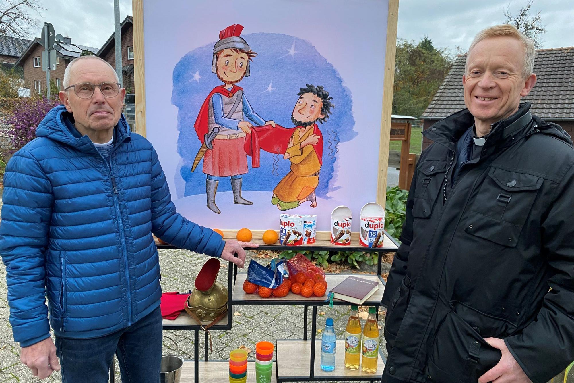 Für die St. Martins-Züge im pastoralen Raum Wassenberg hat Thomas Wieners (r.) mit Bernd Warten eine Station aufgebaut, an der er segnet.