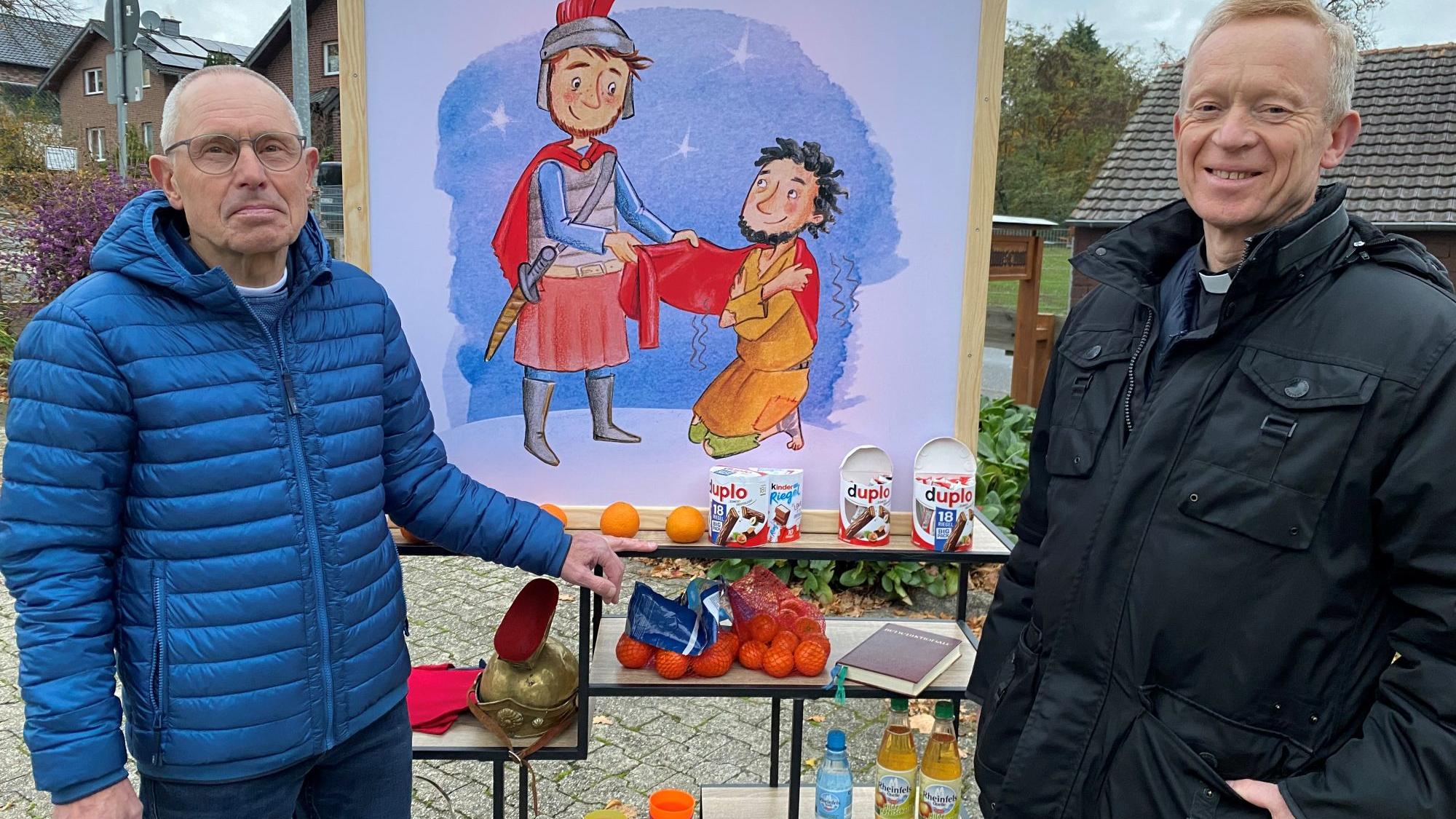 Für die St. Martins-Züge im pastoralen Raum Wassenberg hat Thomas Wieners (r.) mit Bernd Warten eine Station aufgebaut, an der er segnet. (c) Garnet Manecke