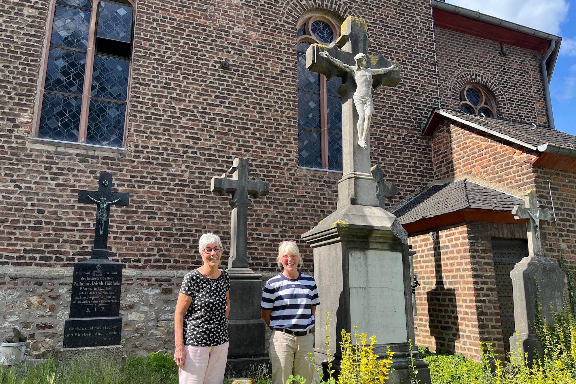 Start der Wallfahrt nach Aldenhoven ist am Kreuz vor der Kirche Heilige Maurische Märtyrer Bourheim. Otti Conrads (l.) und Inge Kutschke sind auch in diesem Jahr wieder dabei.