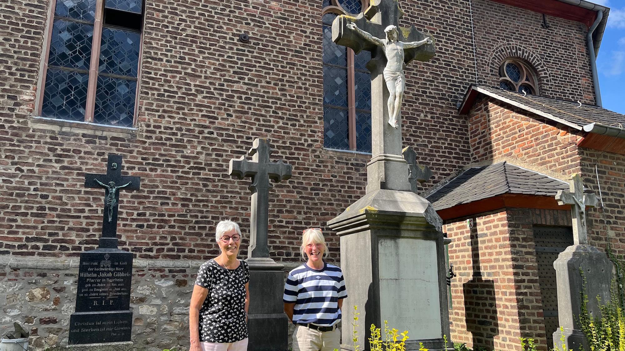 Start der Wallfahrt nach Aldenhoven ist am Kreuz vor der Kirche Heilige Maurische Märtyrer Bourheim. Otti Conrads (l.) und Inge Kutschke sind auch in diesem Jahr wieder dabei. (c) Dorothée Schenk